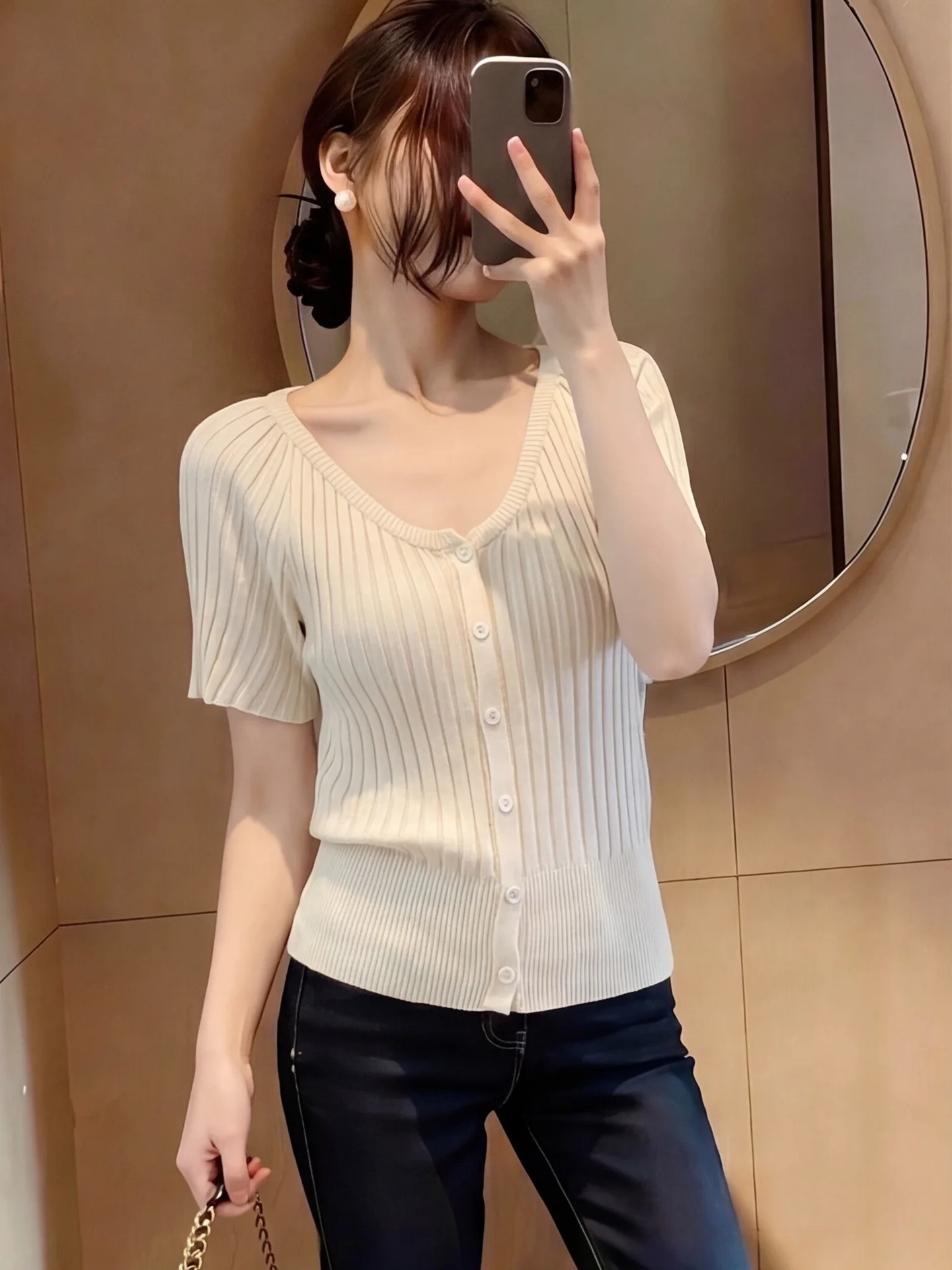 Slim Fit Ice Silk Knitted Top with Pleated Short Sleeve V-Neck Korean Style Summer Fashionable Women's City Walk Cardigan
Slim Fit Ice Silk Knitted Top with Pleated Short Sleeve V-Neck Korean Style Summer Fashionable Women's City Walk Cardigan
