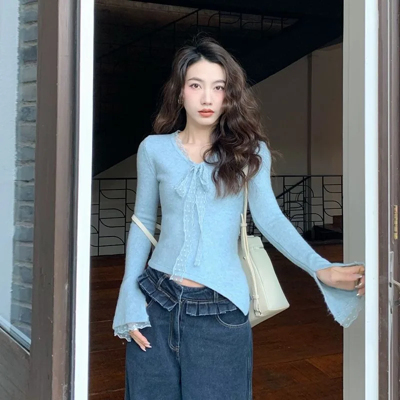 Irregular V-neck Lace Lace Long-sleeved T-shirt for Women in Early Spring Slim-fitting and Gentle Style Inner Top
Irregular V-neck Lace Lace Long-sleeved T-shirt for Women in Early Spring Slim-fitting and Gentle Style Inner Top