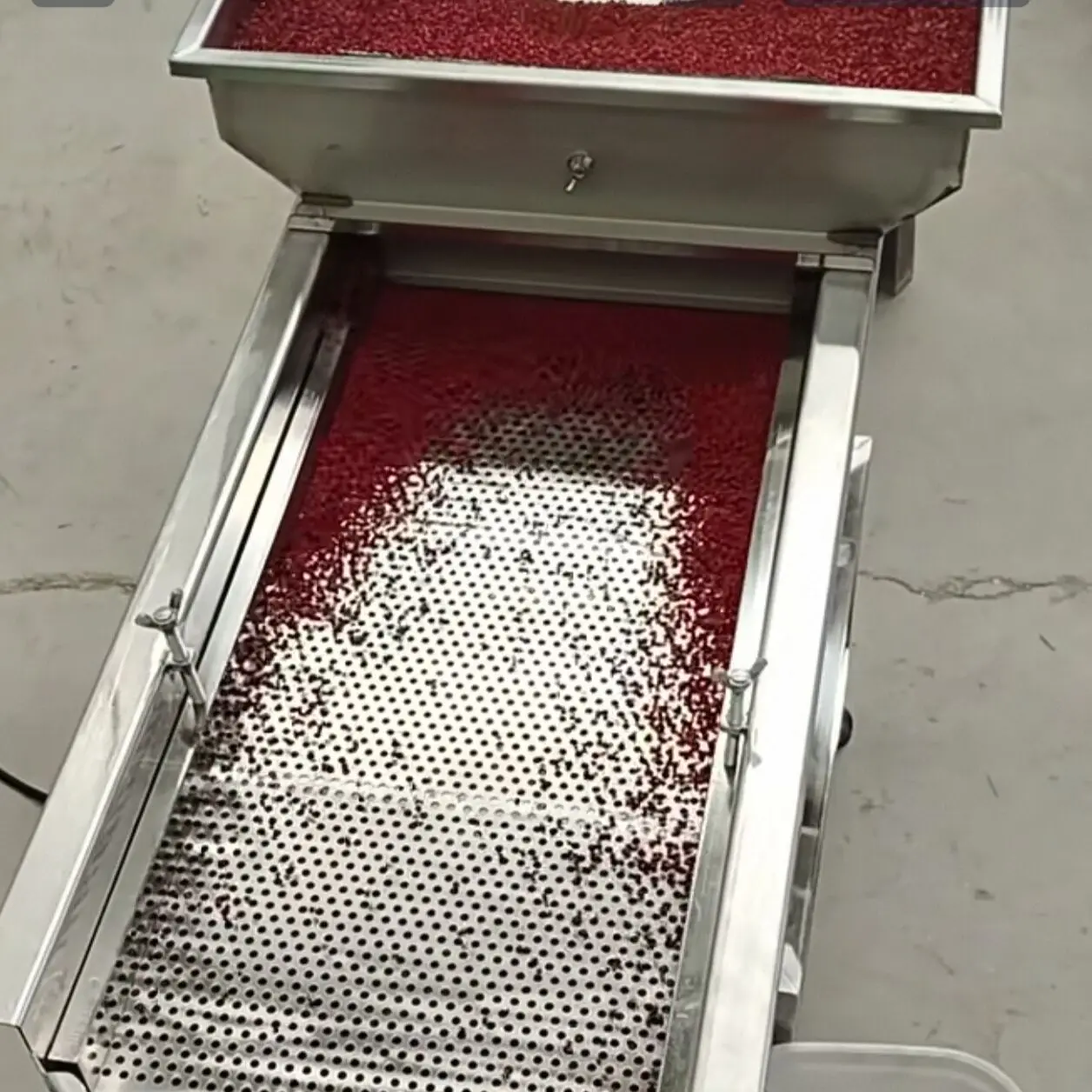 Electric Vibrating Screen Large Particle Material Screening And Selection Machine Double Layer Screen 40*100cm
Electric Vibrating Screen Large Particle Material Screening And Selection Machine Double Layer Screen 40*100cm