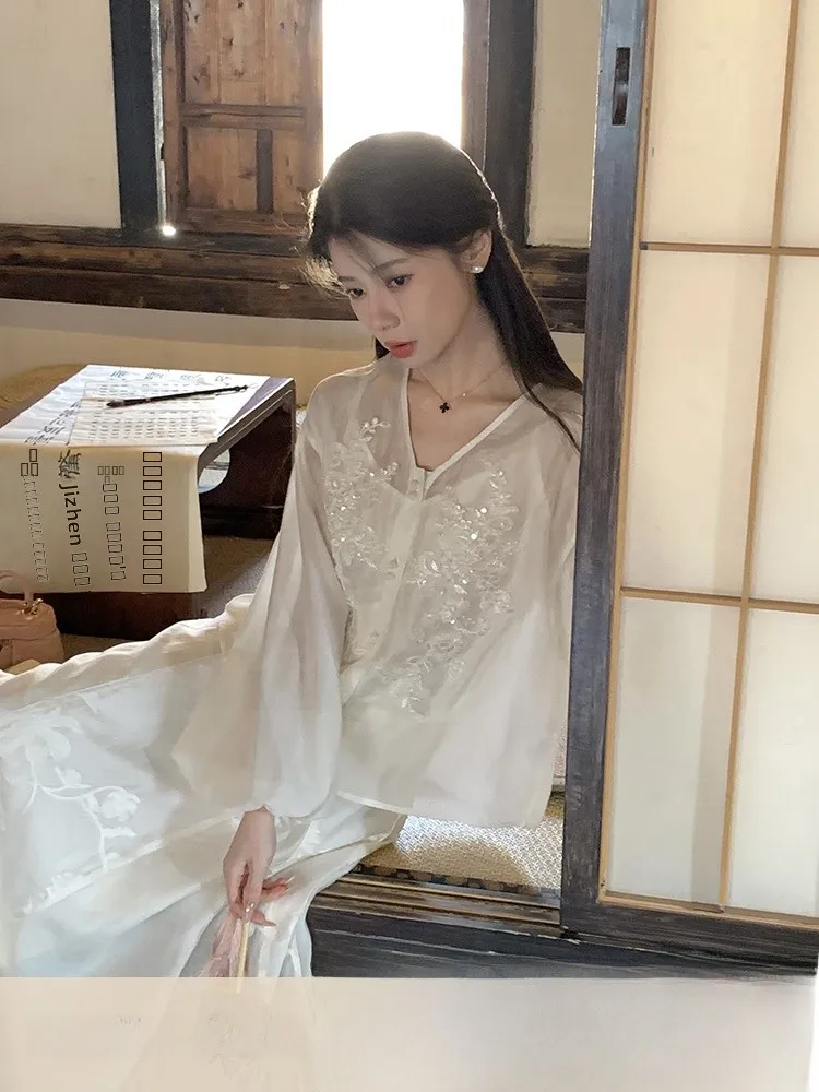 Шелковая блузка с вышивкой бисером, без дефектов, свободного кроя, с длинными рукавами-фонариками, V-образным вырезом, тонкая, стандартной длины, из смесового полиэстера.
Шелковая блузка с вышивкой бисером, без дефектов, свободного кроя, с длинными рукавами-фонариками, V-образным вырезом, тонкая, стандартной длины, из смесового полиэстера.