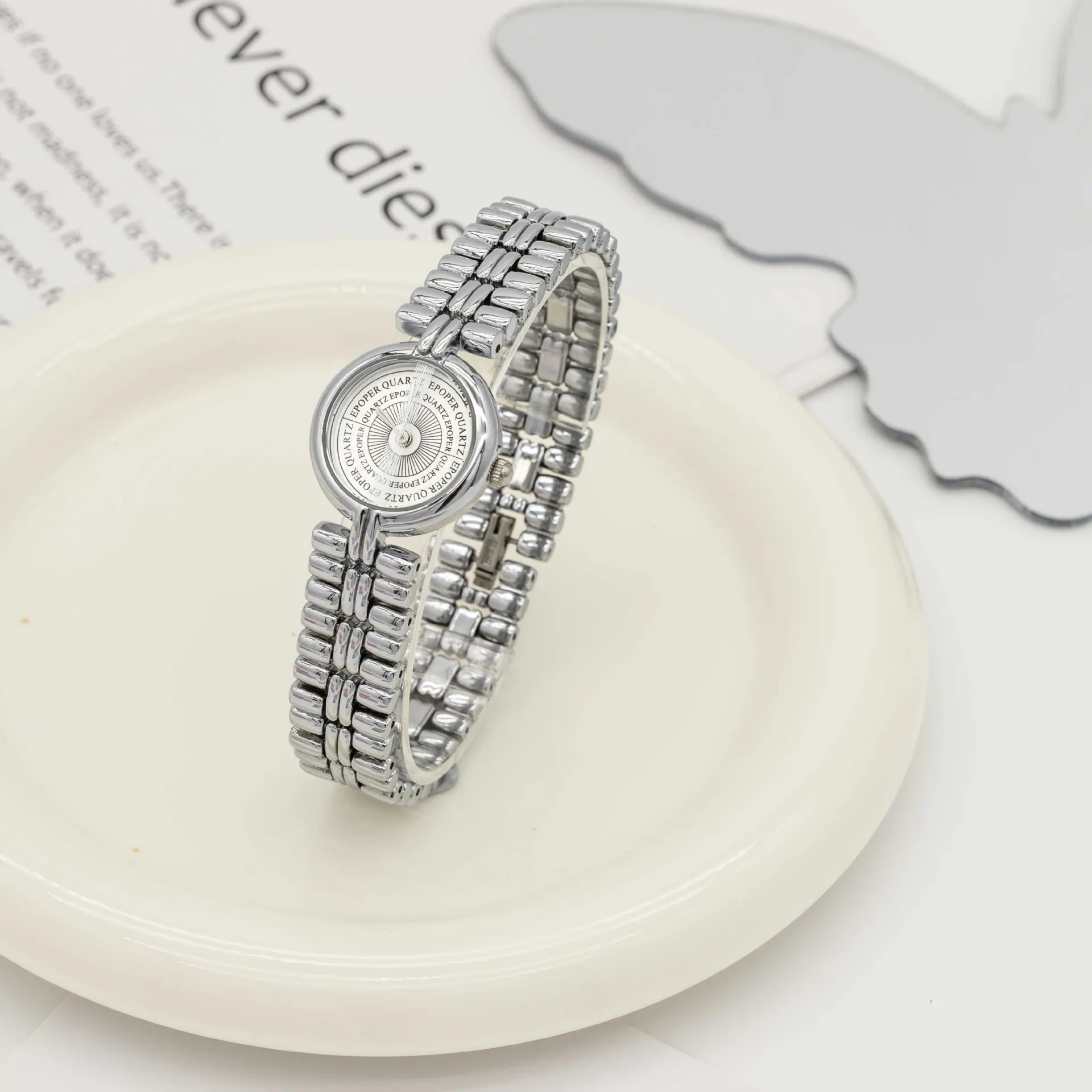 Fashionable retro-style high-end women's watch, elegant French-style light luxury, exquisite and high-end wristwatch.
Fashionable retro-style high-end women's watch, elegant French-style light luxury, exquisite and high-end wristwatch.