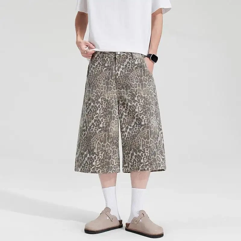 Summer 2026 Men's Pants Vintage American Style with Distressed Leopard Pattern, Layered Stitching, Curved Hem, Seven-Quarter Pan
Summer 2026 Men's Pants Vintage American Style with Distressed Leopard Pattern, Layered Stitching, Curved Hem, Seven-Quarter Pan