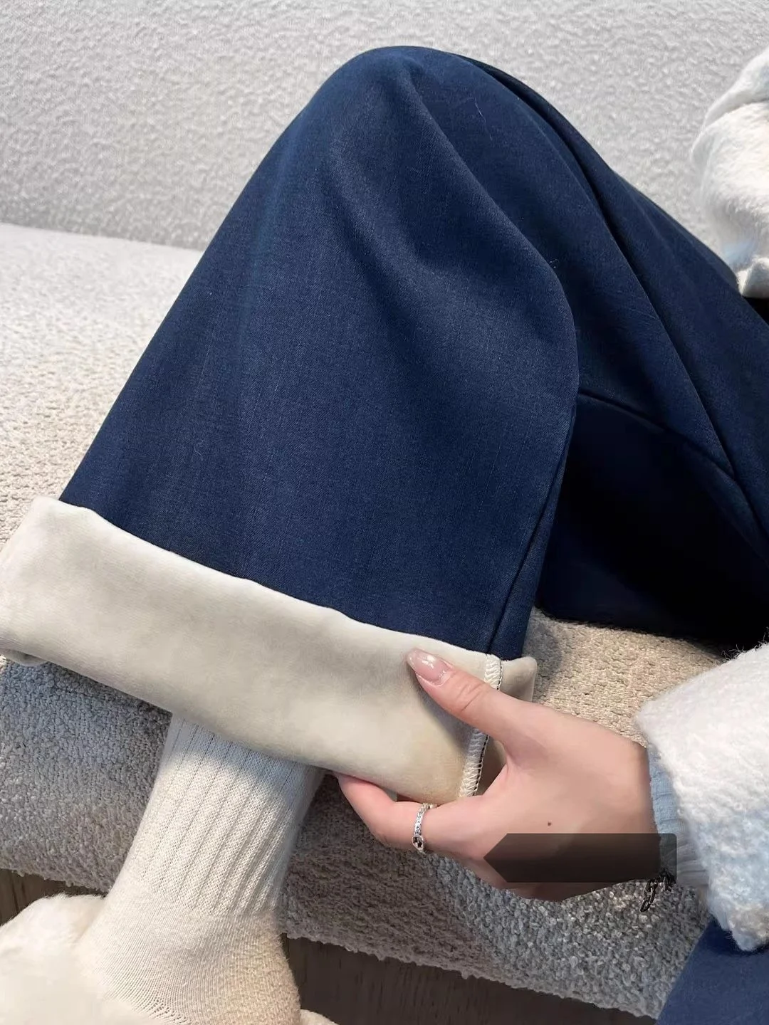 Женские джинсовые джинсы на подкладке Fce, свободные прямые брюки с эластичной резинкой на талии, удобные драпированные брюки больших размеров, широкие футболки небольшого роста...
Женские джинсовые джинсы на подкладке Fce, свободные прямые брюки с эластичной резинкой на талии, удобные драпированные брюки больших размеров, широкие футболки небольшого роста...