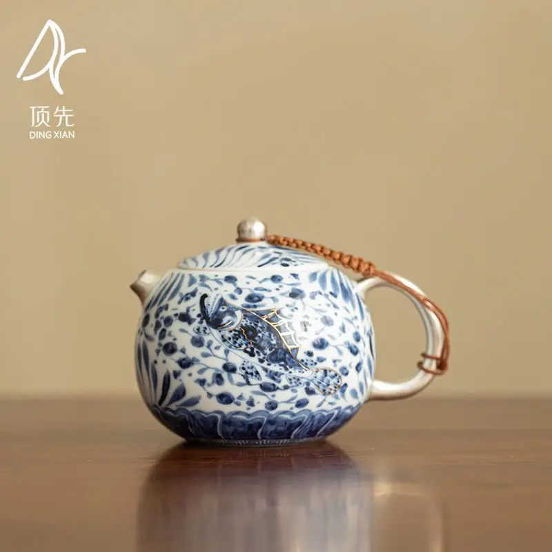 Top-Quality Gilded Silver Blue-And-White Tea Pot Kung Fu Teapot Light Luxury Vintage Ceramic Xishi Pot With Fish And Algae
Top-Quality Gilded Silver Blue-And-White Tea Pot Kung Fu Teapot Light Luxury Vintage Ceramic Xishi Pot With Fish And Algae