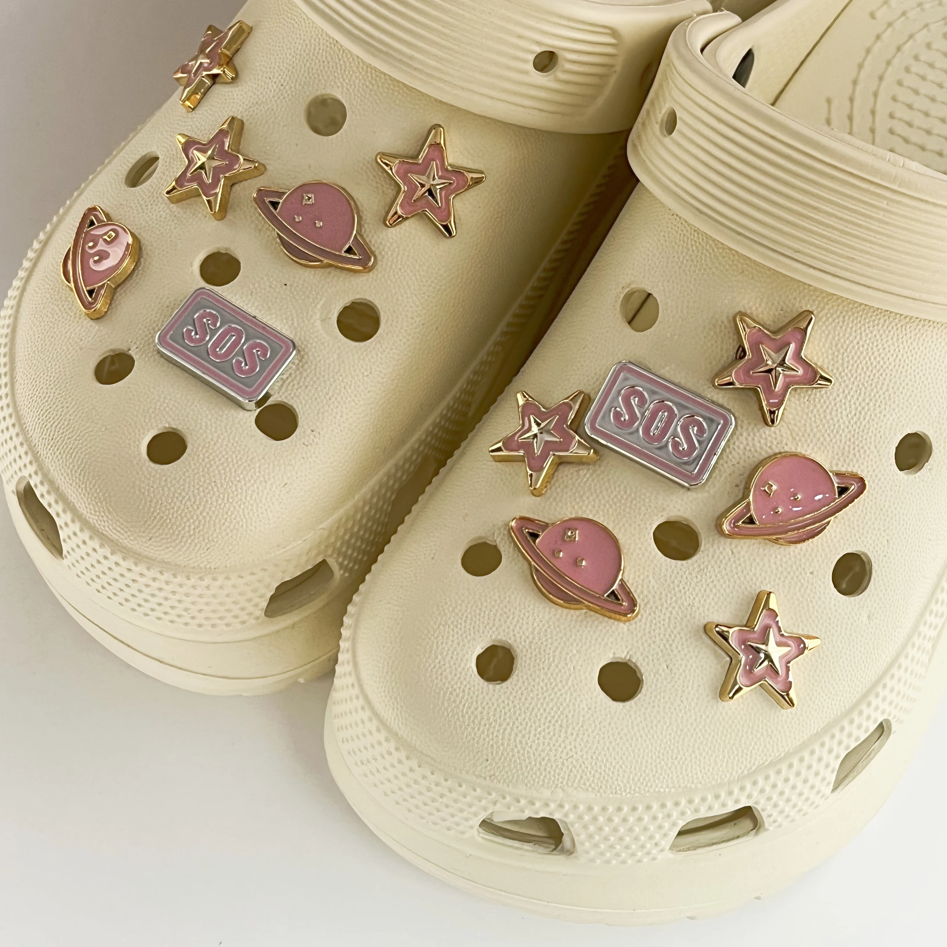 12Pcs DIY Shoe Decoration Charms Pink Saturn Pentagram English Letter Decorative Buckle Set Summer Seaside Faux Metal Non-Fading Y2K Fashion Versatile Cute Couple Style for Men and Women Suitable for Eva Beach Shoes, Sandals, Garden Shoes, Removable Shoe
12Pcs DIY Shoe Decoration Charms Pink Saturn Pentagram English Letter Decorative Buckle Set Summer Seaside Faux Metal Non-Fading Y2K Fashion Versatile Cute Couple Style for Men and Women Suitable for Eva Beach Shoes, Sandals, Garden Shoes, Removable Shoe