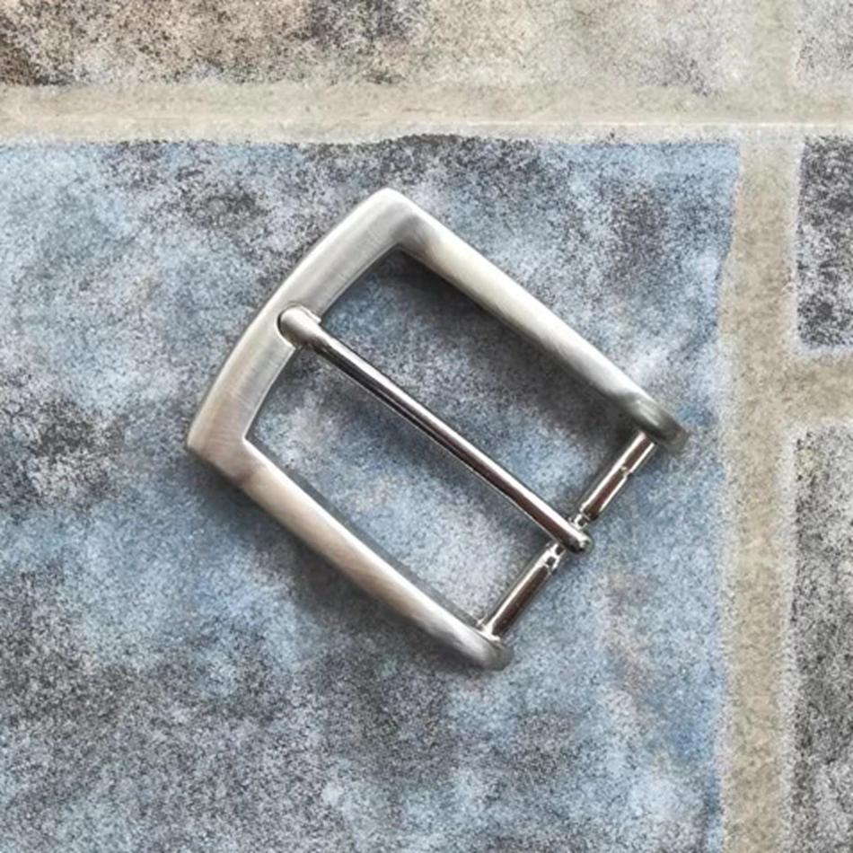 DIY hand-sewn leather hardware components, inner diameter 35mm, alloy bright nickel sandblasting pin buckle.
DIY hand-sewn leather hardware components, inner diameter 35mm, alloy bright nickel sandblasting pin buckle.