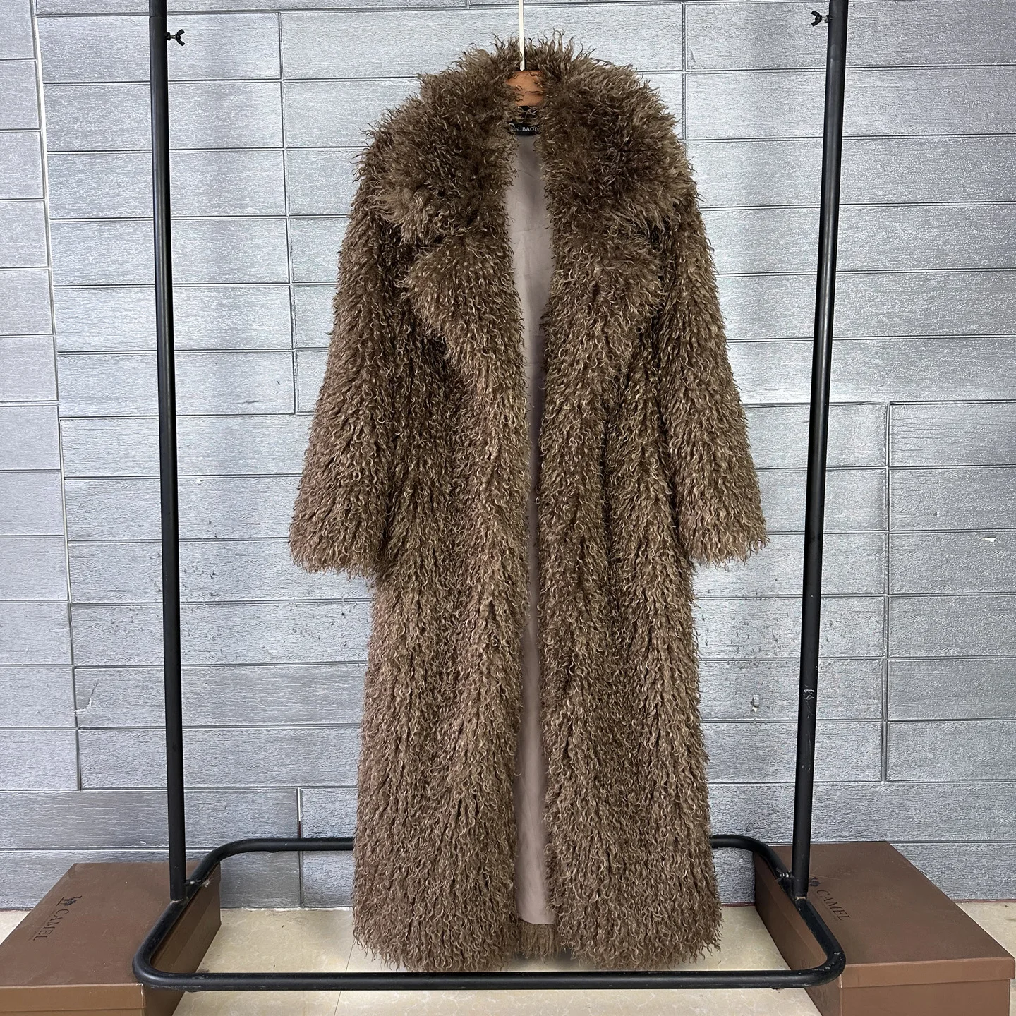 2026 Autumn Winter Fashion Wool Faux Fur Coat for Women Suit Collar Solid Color Long Overcoat Female Streetwear Furry Outerwear
2026 Autumn Winter Fashion Wool Faux Fur Coat for Women Suit Collar Solid Color Long Overcoat Female Streetwear Furry Outerwear