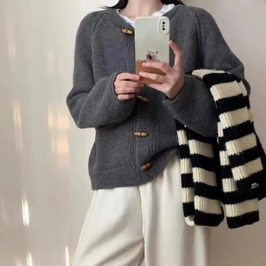 Весенне-осенний новый модный женский однотонный свободный повседневный модный вязаный свитер с круглым вырезом и длинными рукавами, кардиганы, пальто
Весенне-осенний новый модный женский однотонный свободный повседневный модный вязаный свитер с круглым вырезом и длинными рукавами, кардиганы, пальто