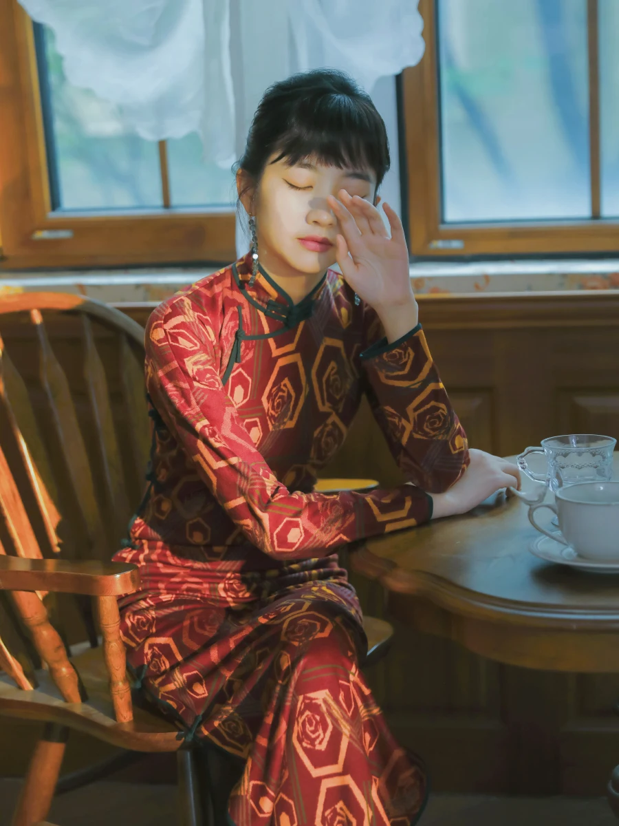 Ретро-платье макси с коротким рукавом, бархатное, с полным разрезом, для повседневной носки, длина до щиколотки, элегантное.
Ретро-платье макси с коротким рукавом, бархатное, с полным разрезом, для повседневной носки, длина до щиколотки, элегантное.