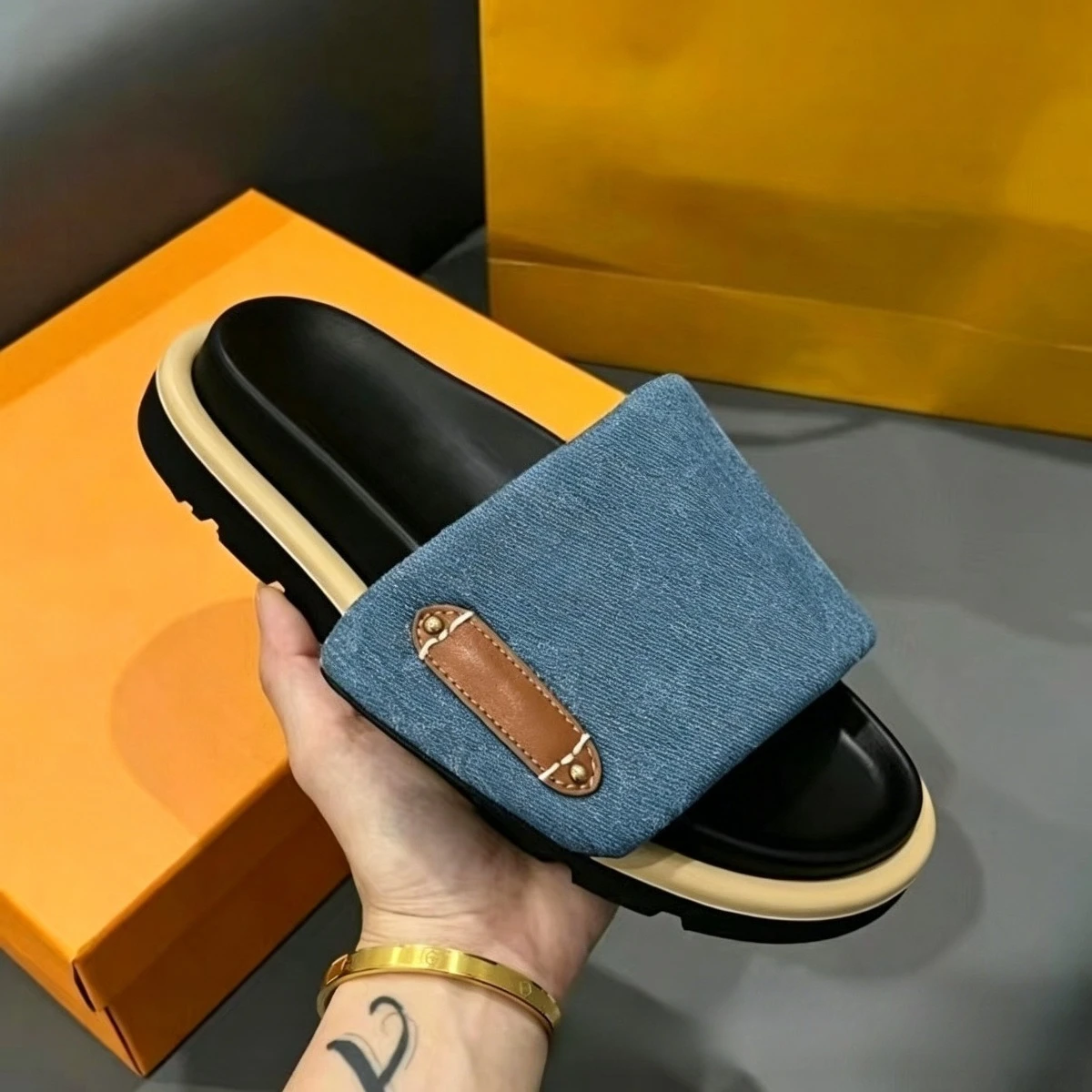 2026 Luxury Designer Velcro Thick-soled Denim Print Slippers Summer Thick-soled Flip-flops Casual Comfortable Open-toe Slippers Fashionable Beach and Pool Party Shoes Everyday Wear Anti-slip Outdoor Walking Shoes Women's Sandals 10A size:35-45
2026 Luxury Designer Velcro Thick-soled Denim Print Slippers Summer Thick-soled Flip-flops Casual Comfortable Open-toe Slippers Fashionable Beach and Pool Party Shoes Everyday Wear Anti-slip Outdoor Walking Shoes Women's Sandals 10A size:35-45