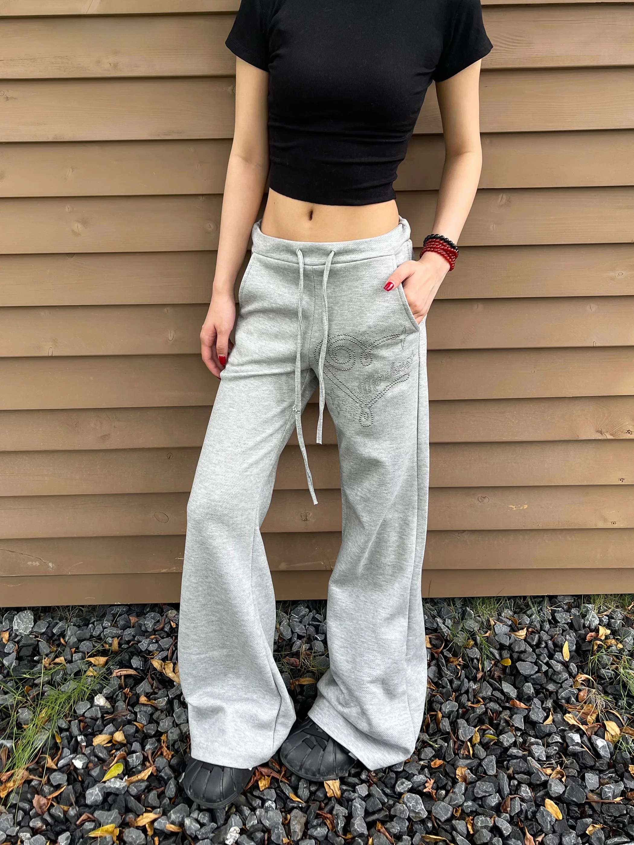 Американские ретро-брюки с сердечками и стразами, слегка пикантные, широкие, повседневные, для женщин, весенние, спортивные, для уличных танцев, прямые брюки
Американские ретро-брюки с сердечками и стразами, слегка пикантные, широкие, повседневные, для женщин, весенние, спортивные, для уличных танцев, прямые брюки