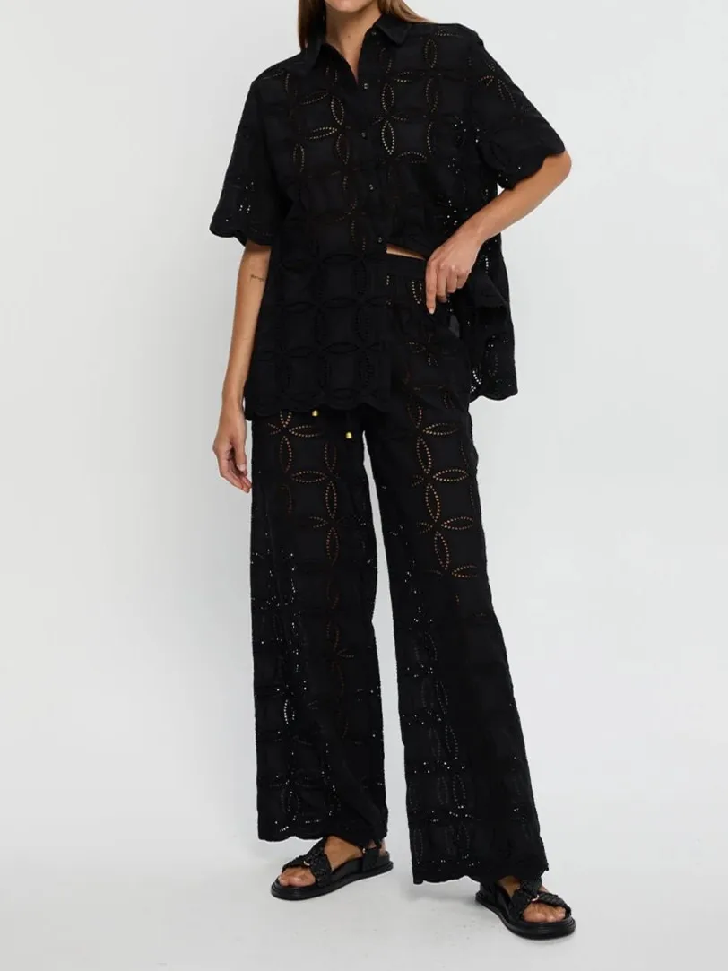Women Embroidery Hollow Out Set Turn-down Collar Short Sleeve Blouse Top + Elastic Waist Wide Leg Pants Casual Loose Set
Women Embroidery Hollow Out Set Turn-down Collar Short Sleeve Blouse Top + Elastic Waist Wide Leg Pants Casual Loose Set