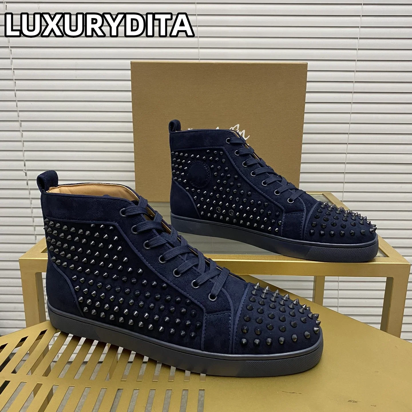 Top Quality Womens Trendy Casual Tennis Shoes Luxury Mens Real Leather Sneakers 35-48 Designr Rivet Red Soled Lovers Shoes M0079
Top Quality Womens Trendy Casual Tennis Shoes Luxury Mens Real Leather Sneakers 35-48 Designr Rivet Red Soled Lovers Shoes M0079
