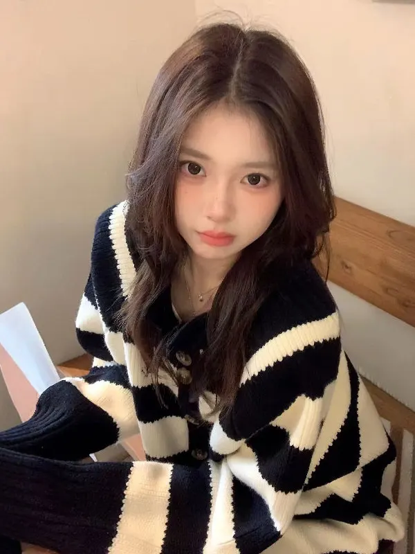 Корейский полосатый свитер Laid-ba с V-образным вырезом и цветовыми блоками, свободный топ для невысоких, красивый и уникальный, весенняя мода
Корейский полосатый свитер Laid-ba с V-образным вырезом и цветовыми блоками, свободный топ для невысоких, красивый и уникальный, весенняя мода