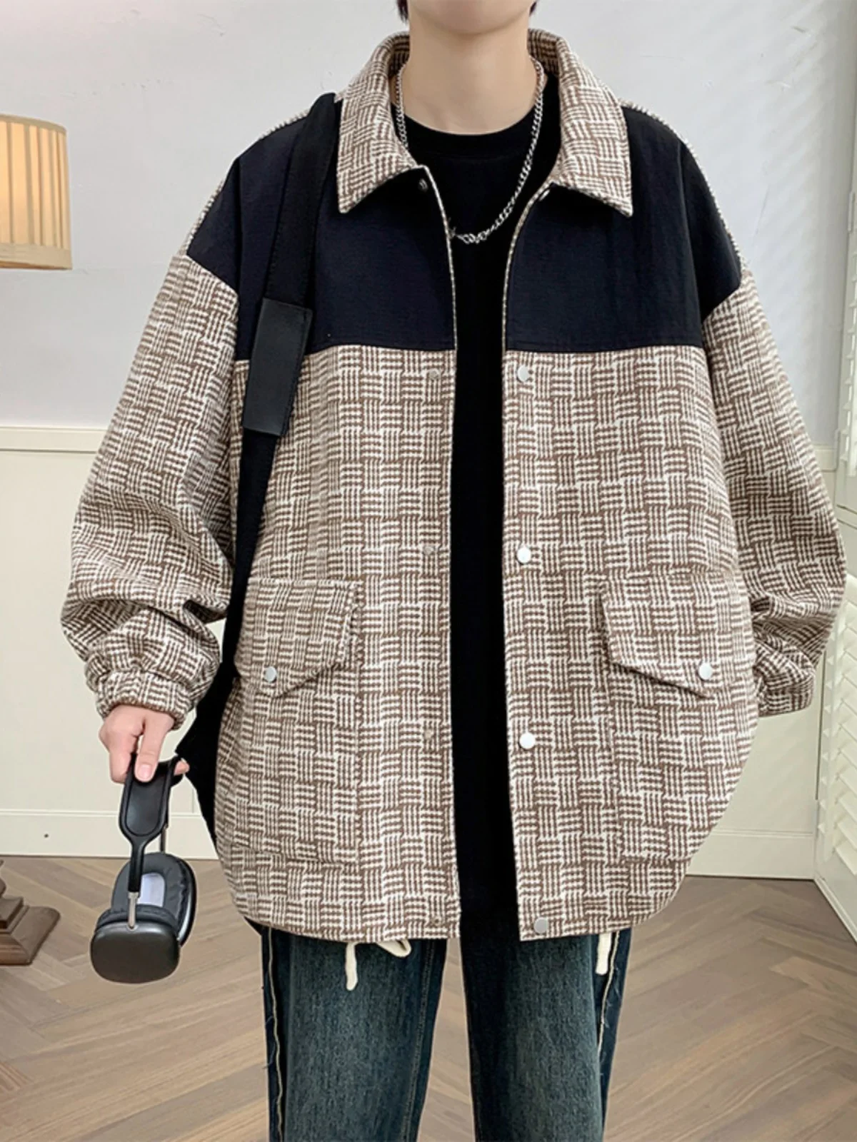 Американская ретро-куртка в клетку для мужчин, весенне-осенняя, свободного кроя, повседневная, универсальная верхняя одежда, молодежный тренд
Американская ретро-куртка в клетку для мужчин, весенне-осенняя, свободного кроя, повседневная, универсальная верхняя одежда, молодежный тренд