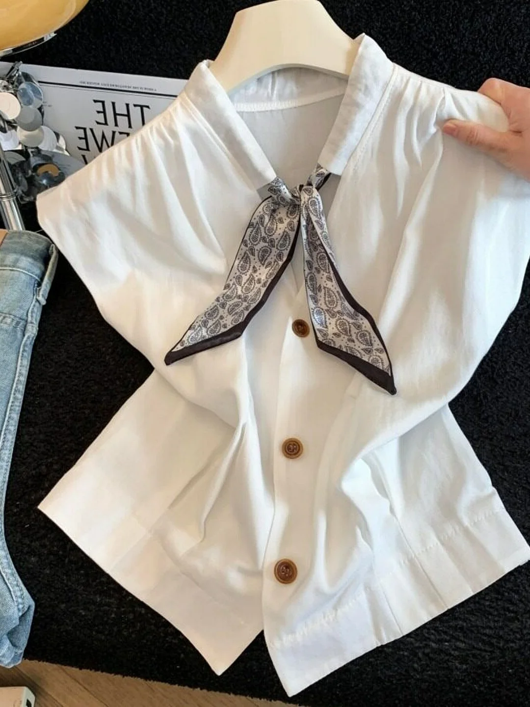 Elegant V-neck Silk Scarf Top Women's Summer Fashion Loose Slimming Casual Shirt Original Design Sleeveless Open Cardigan
Elegant V-neck Silk Scarf Top Women's Summer Fashion Loose Slimming Casual Shirt Original Design Sleeveless Open Cardigan