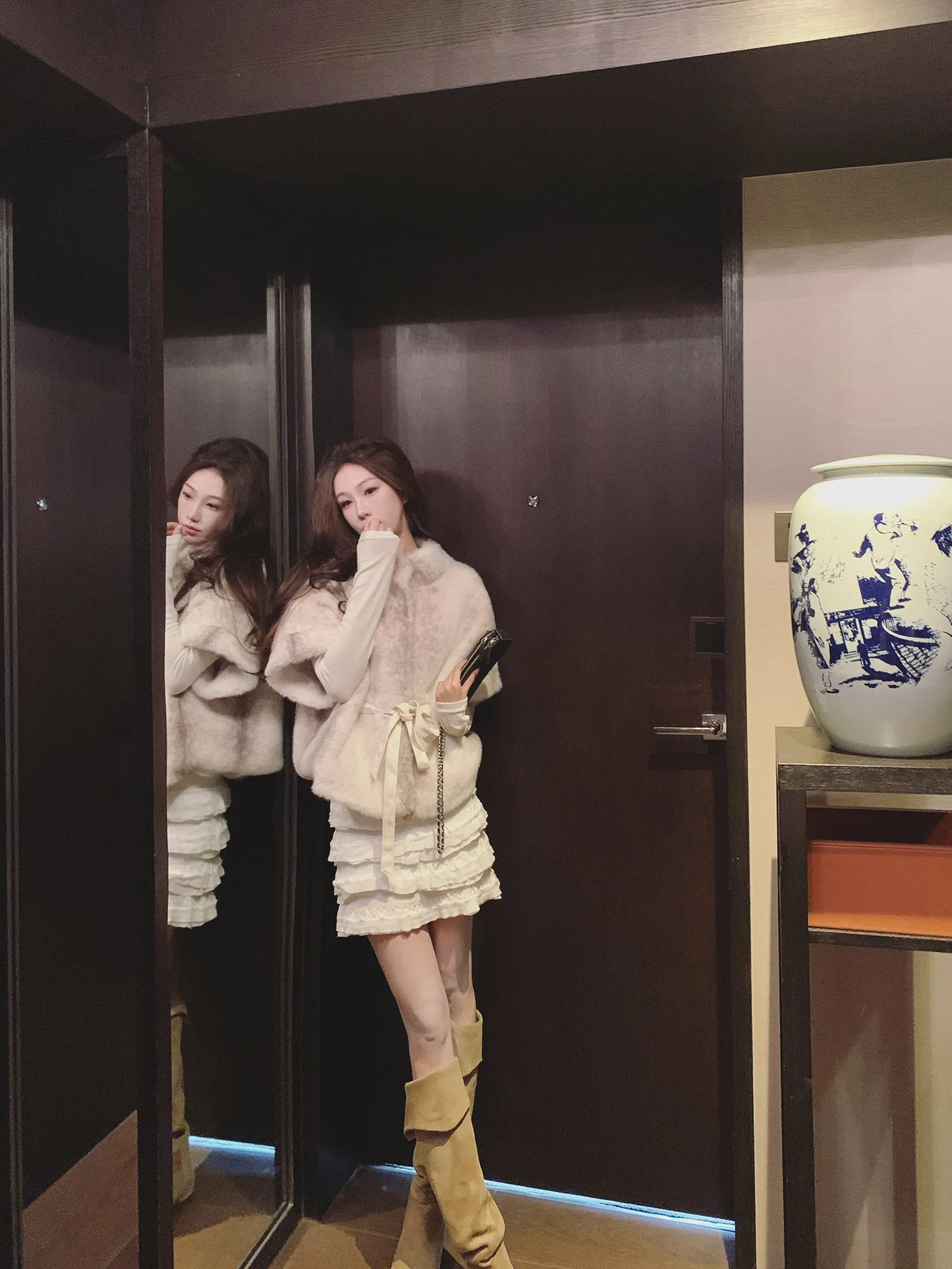 Экологичная женская куртка-накидка из гималайского меха с кожаным поясом, длинными рукавами, стандартного кроя, для повседневной носки
Экологичная женская куртка-накидка из гималайского меха с кожаным поясом, длинными рукавами, стандартного кроя, для повседневной носки