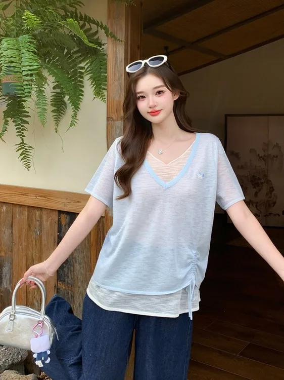 plus Size Women's V-Neck Short Sleeve Knitted Top Breathable Casual Style Loose Fit Summer Ice Sensation Fake Two-Piece T-Shirt
plus Size Women's V-Neck Short Sleeve Knitted Top Breathable Casual Style Loose Fit Summer Ice Sensation Fake Two-Piece T-Shirt