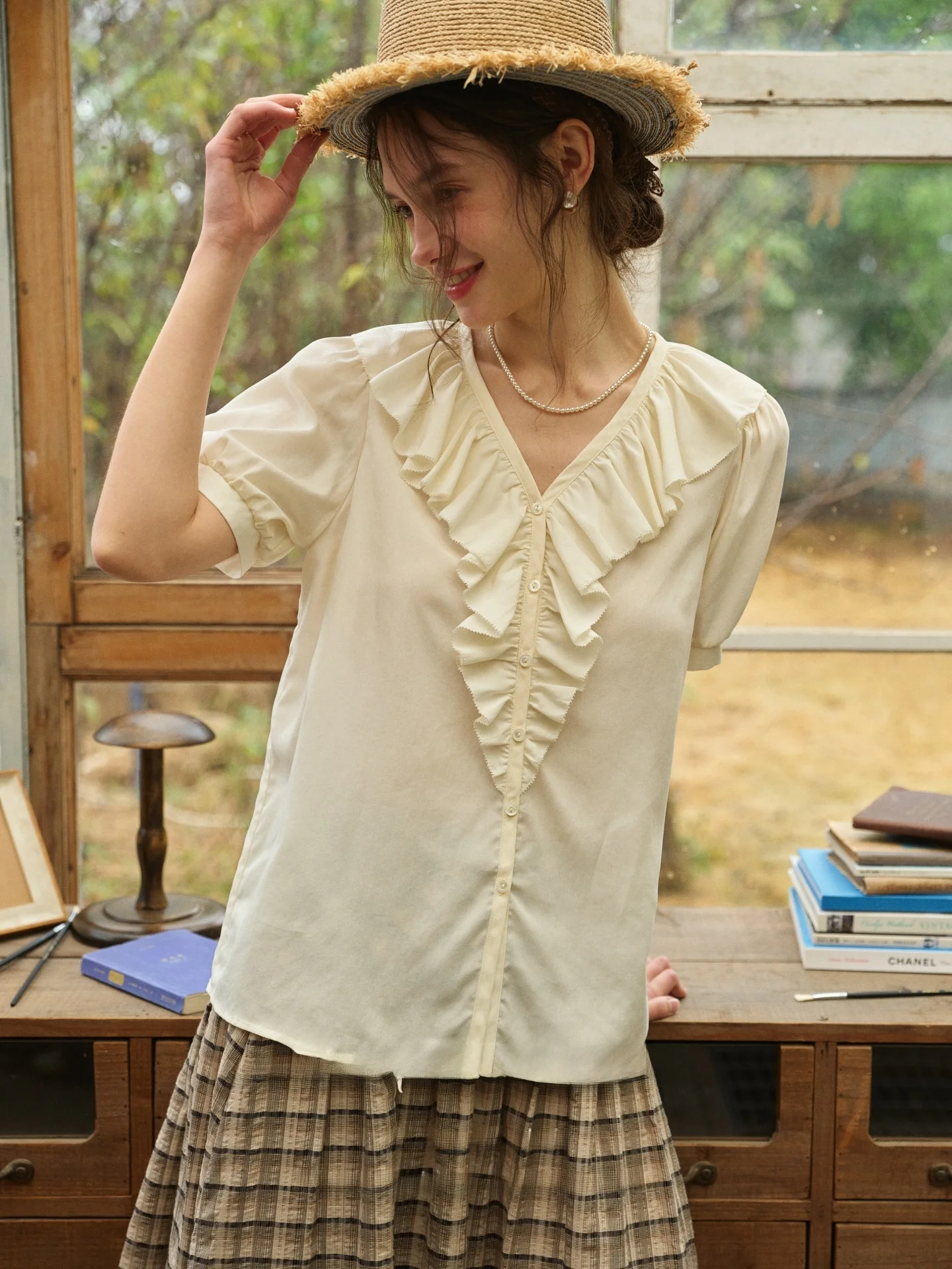 SimpleRetro French Style Women's Shirt Short Sleeve V-neck Lace Collar Breathable Comfortable Straight Cut Office Top
SimpleRetro French Style Women's Shirt Short Sleeve V-neck Lace Collar Breathable Comfortable Straight Cut Office Top