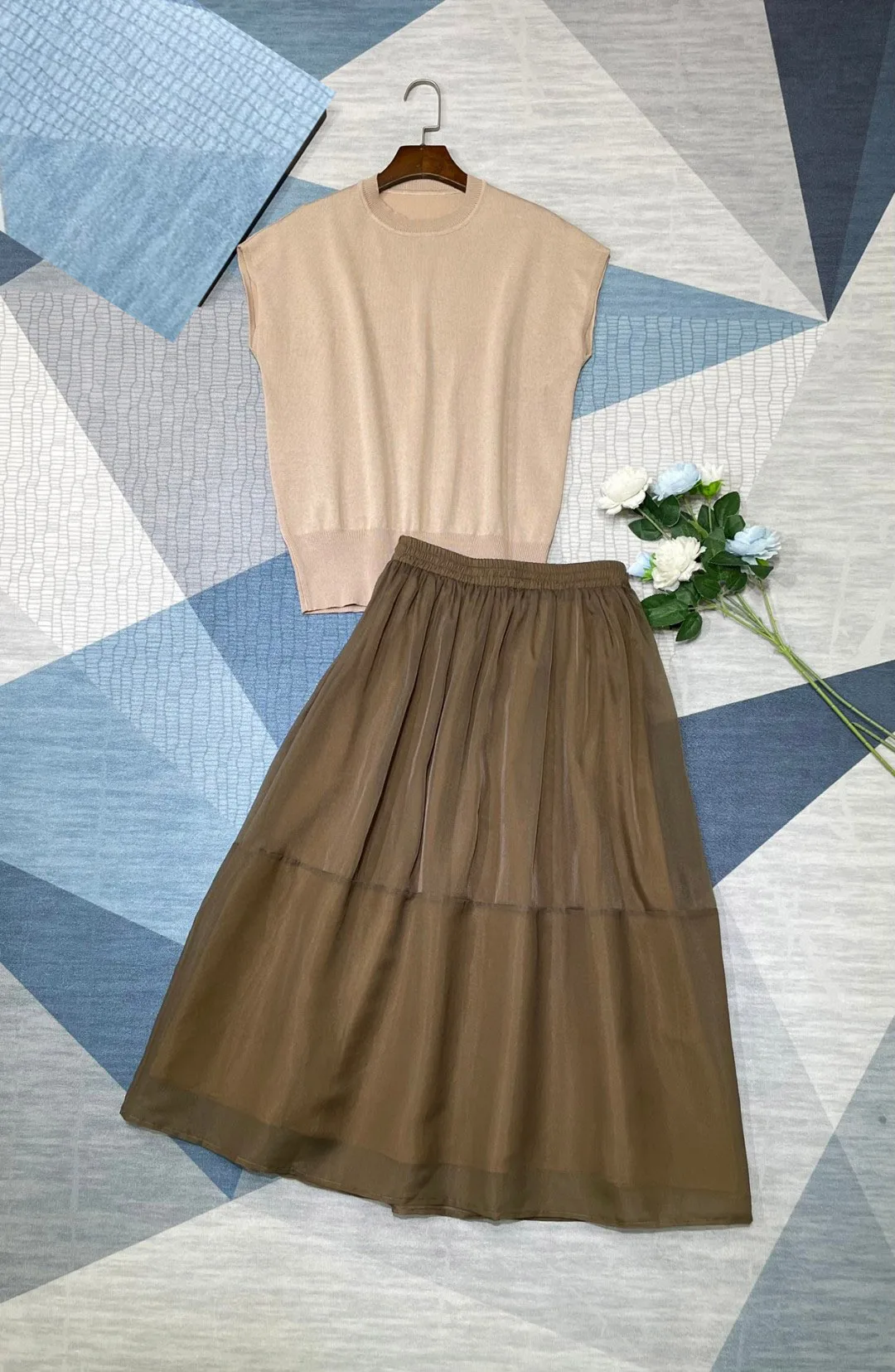 2024 Women's Clothing Raglan sleeve sweater with high waisted umbrella skirt suit Spring Summer New No.55
2024 Women's Clothing Raglan sleeve sweater with high waisted umbrella skirt suit Spring Summer New No.55