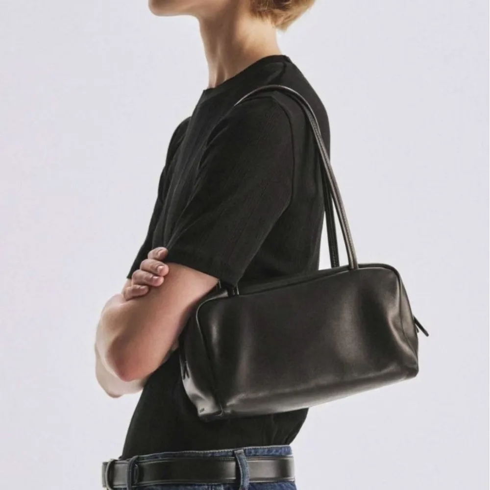 Light Luxury Niche Small Bowling Bag First Layer Cowhide Armpit Bag Simple Shoulder Small Bag Commuter Casual Versatile Daily
Light Luxury Niche Small Bowling Bag First Layer Cowhide Armpit Bag Simple Shoulder Small Bag Commuter Casual Versatile Daily