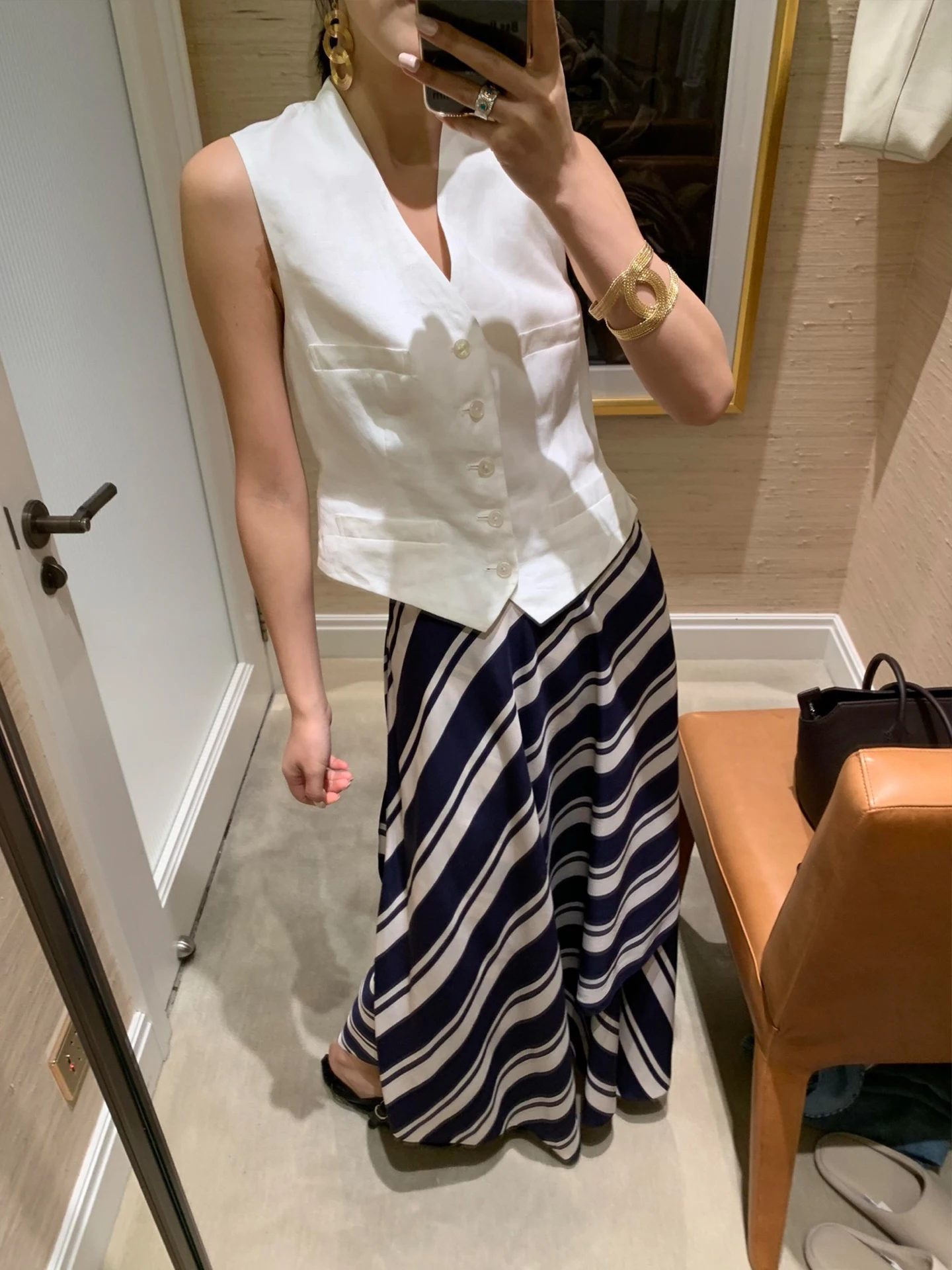 New 2026 Women's V-Neck Linen Vest Thin Sleeveless Suit Vest Elegant Top Summer Fashionable Button up Cotton Blend Fabric
New 2026 Women's V-Neck Linen Vest Thin Sleeveless Suit Vest Elegant Top Summer Fashionable Button up Cotton Blend Fabric