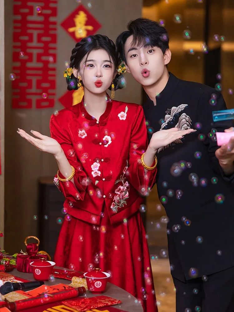 The new Chinese-style wedding and engagement dress small toasting in red
The new Chinese-style wedding and engagement dress small toasting in red