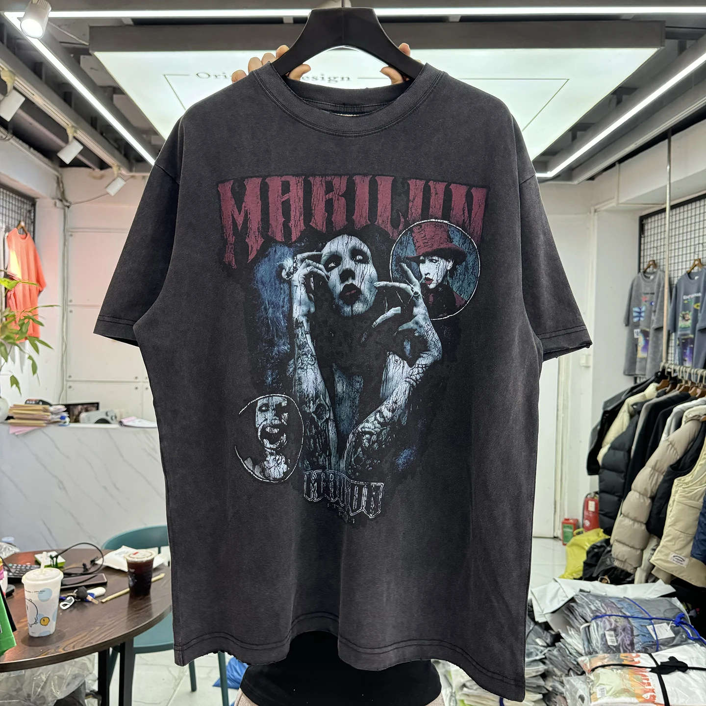 Retro Washed American Style Rock Band Print Oversize Short Sleeve T-Shirt Summer High Street Loose Fit Hip Hop Tear
Retro Washed American Style Rock Band Print Oversize Short Sleeve T-Shirt Summer High Street Loose Fit Hip Hop Tear