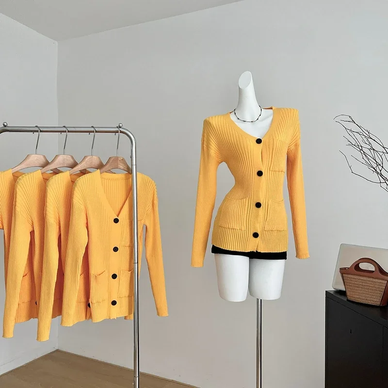 2024 New Style Y2K Knitted Sweater Autumn And Winter Korean Version V-Neck Long Sleeve Yellow Cardigan Sweater Coat
2024 New Style Y2K Knitted Sweater Autumn And Winter Korean Version V-Neck Long Sleeve Yellow Cardigan Sweater Coat