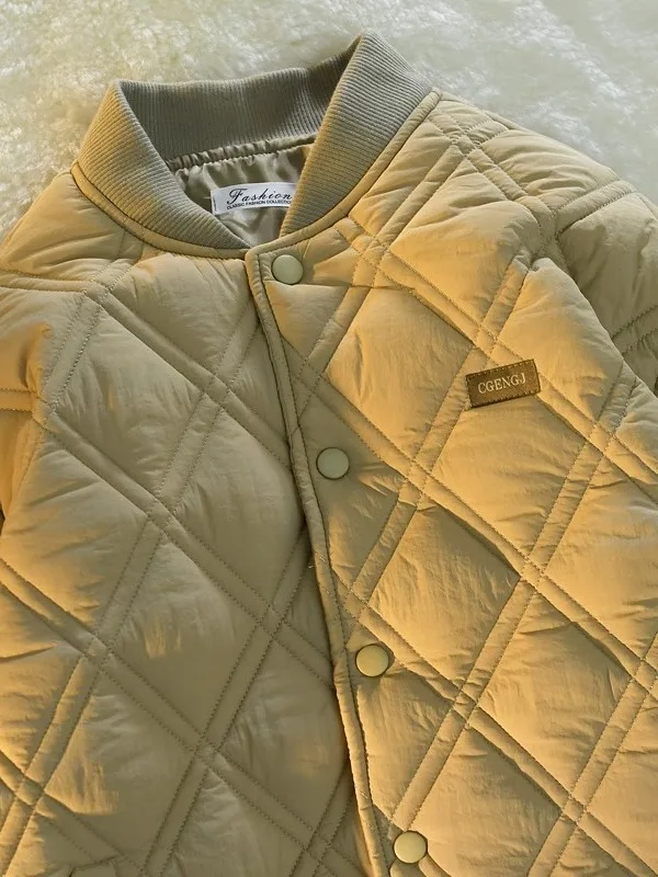 Мужская зимняя утепленная куртка из хлопка и полиэстера на молнии, повседневная, для студентов, теплая, в стиле casual, с декоративными элементами
Мужская зимняя утепленная куртка из хлопка и полиэстера на молнии, повседневная, для студентов, теплая, в стиле casual, с декоративными элементами