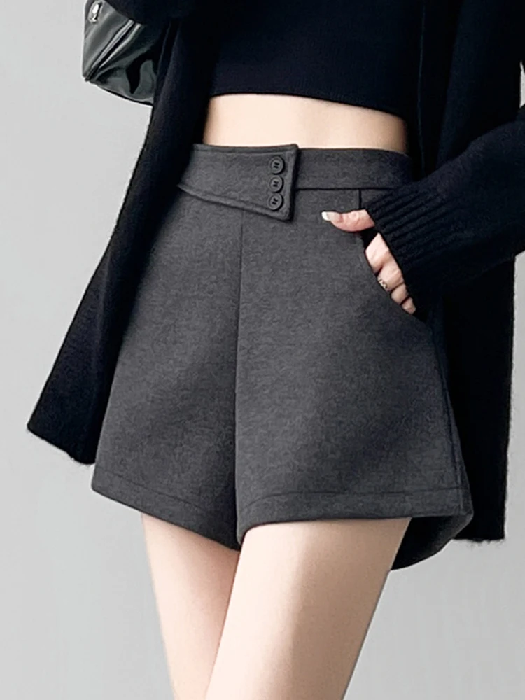 Retro woolen shorts women in autumn and winter new high waisted and slimming A-line spicy girl hip hugging wide leg pants
Retro woolen shorts women in autumn and winter new high waisted and slimming A-line spicy girl hip hugging wide leg pants