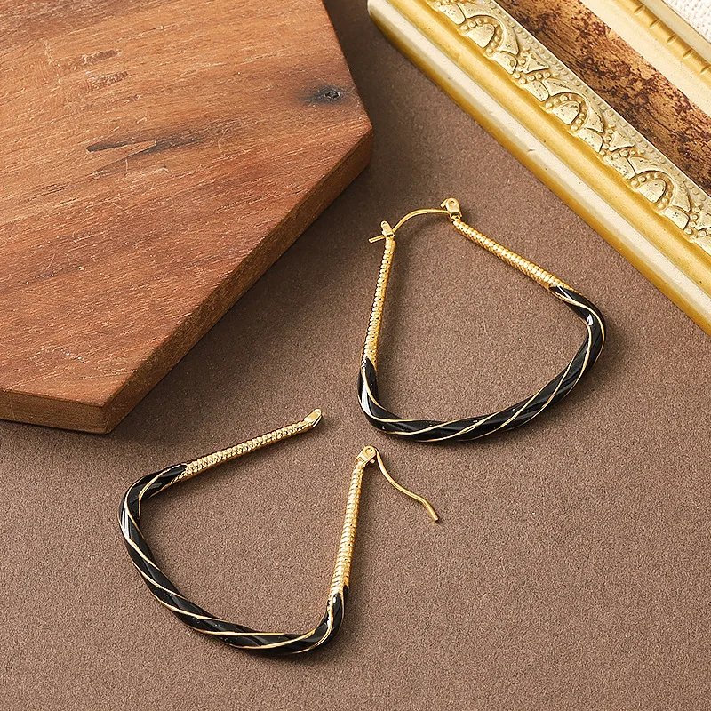 Retro elegant small fragrance dripping oil irregular geometric hoop earrings for women, stylish and high-end commuting earrings
Retro elegant small fragrance dripping oil irregular geometric hoop earrings for women, stylish and high-end commuting earrings