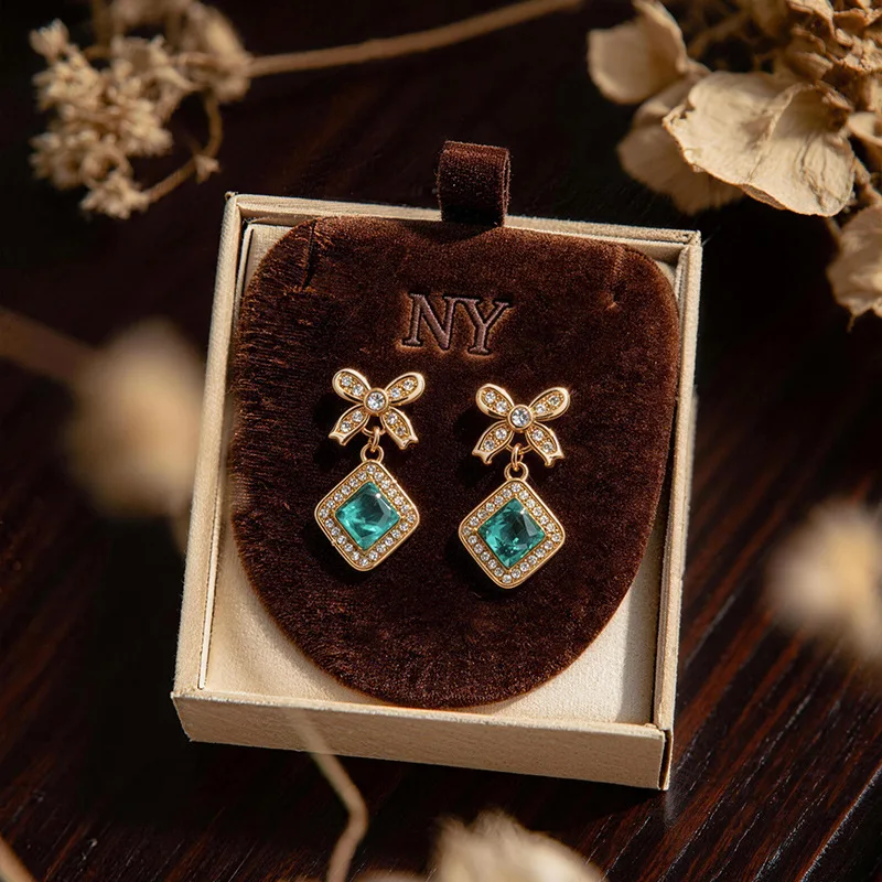 Маленькие и элегантные золотые серьги-гвоздики с бантом в ретро-стиле для женщин, 24K Gold AU999, подчеркивающие красоту и нежность.
Маленькие и элегантные золотые серьги-гвоздики с бантом в ретро-стиле для женщин, 24K Gold AU999, подчеркивающие красоту и нежность.