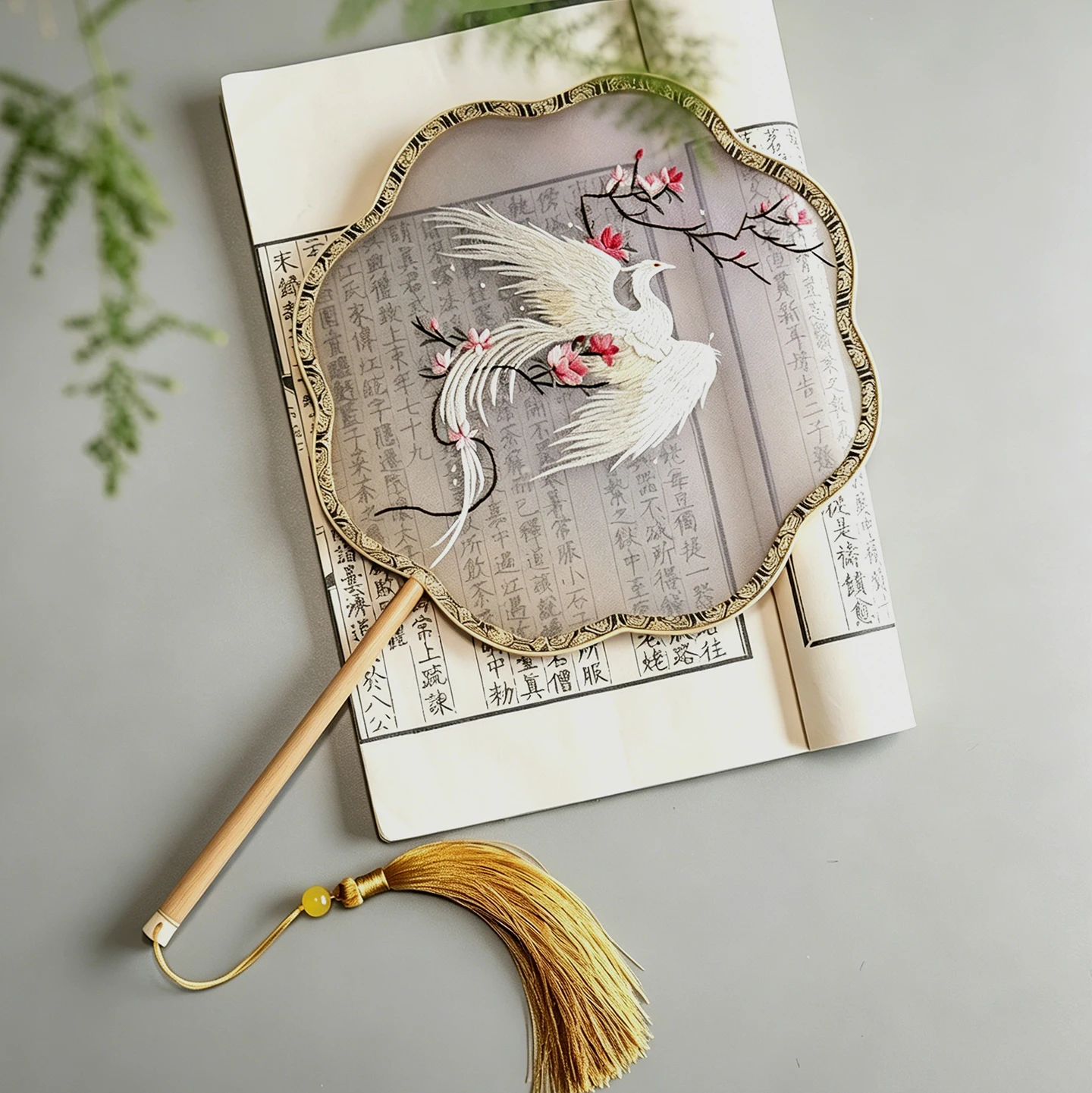 Double-Sided Embroidered Suzhou Fan Handmade Style Xiangfei Bamboo round Court Fan Silk Material Traditional Chinese Art
Double-Sided Embroidered Suzhou Fan Handmade Style Xiangfei Bamboo round Court Fan Silk Material Traditional Chinese Art