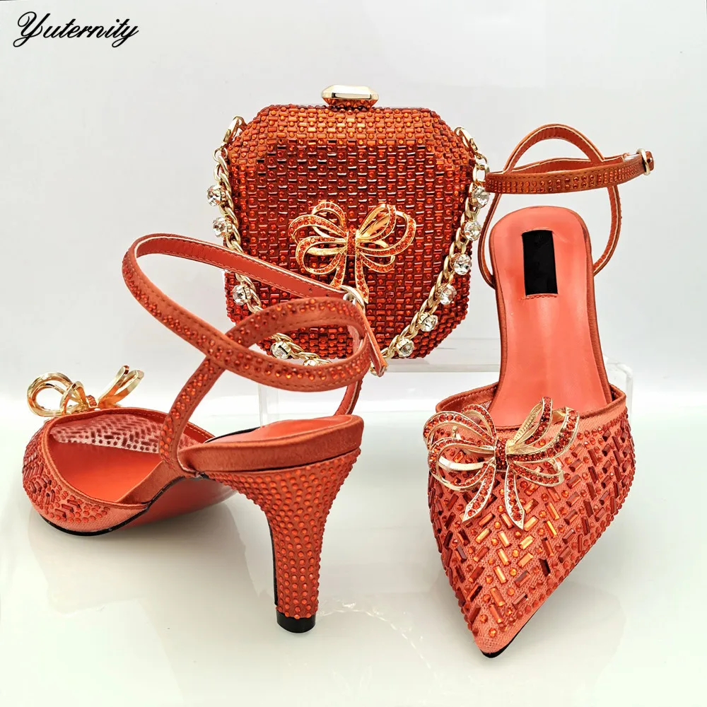 Модные летние женские итальянские туфли и сумки со стразами, комплект для свадьбы, нигерийские модные офисные женские туфли-лодочки, комплект обуви и сумки
Модные летние женские итальянские туфли и сумки со стразами, комплект для свадьбы, нигерийские модные офисные женские туфли-лодочки, комплект обуви и сумки