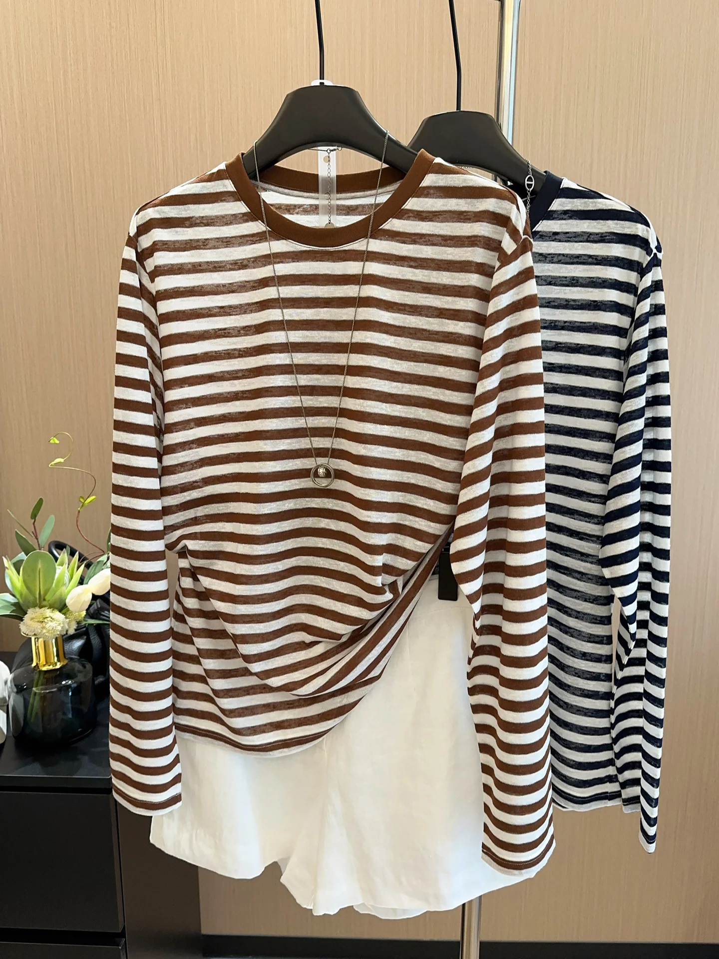 Comfortable Cotton Linen Long Sleeve Lightweight Sun Protection T-Shirt Striped Casual Style Women's Fashion Summer Top
Comfortable Cotton Linen Long Sleeve Lightweight Sun Protection T-Shirt Striped Casual Style Women's Fashion Summer Top