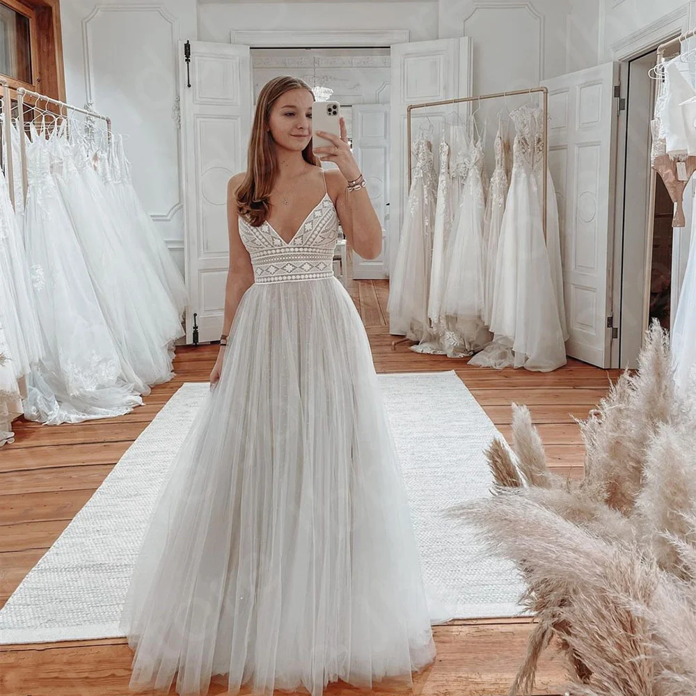Charming On Sale Boho Beach Wedding Dresses Lace Sleeveless Bridal Gowns V Neckline with Straps Bride White Tulle 2023
Charming On Sale Boho Beach Wedding Dresses Lace Sleeveless Bridal Gowns V Neckline with Straps Bride White Tulle 2023
