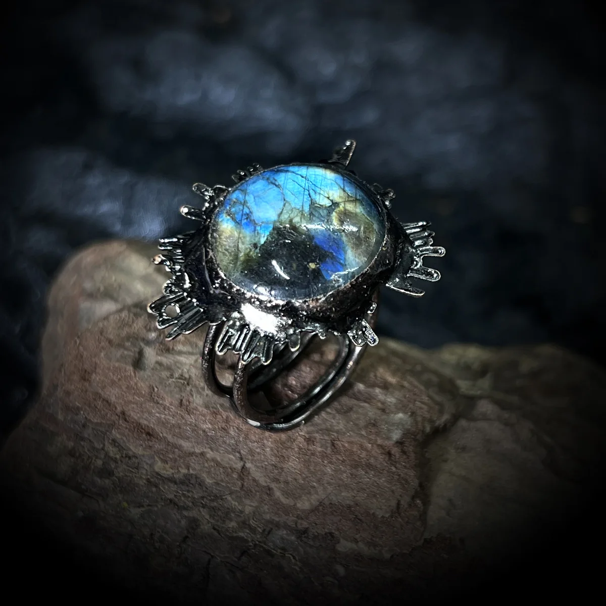 Flash Labradorite Bronze Rings Natural Raw Stone Ring Bohemian Ethnic Style Open Ring Luxury Fashion Jewelry Gift for Women Men
Flash Labradorite Bronze Rings Natural Raw Stone Ring Bohemian Ethnic Style Open Ring Luxury Fashion Jewelry Gift for Women Men