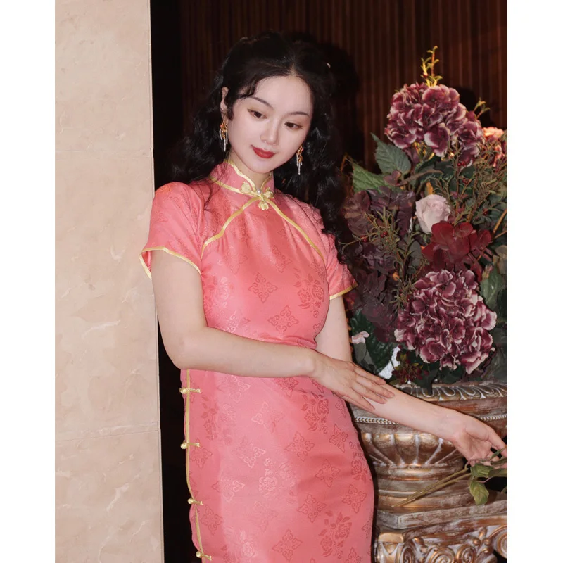 Pink Floral One-Piece Full-Bodied Retro Sle ort Sve Low Slit Daily Wear for Young Women in Their 20s
Pink Floral One-Piece Full-Bodied Retro Sle ort Sve Low Slit Daily Wear for Young Women in Their 20s