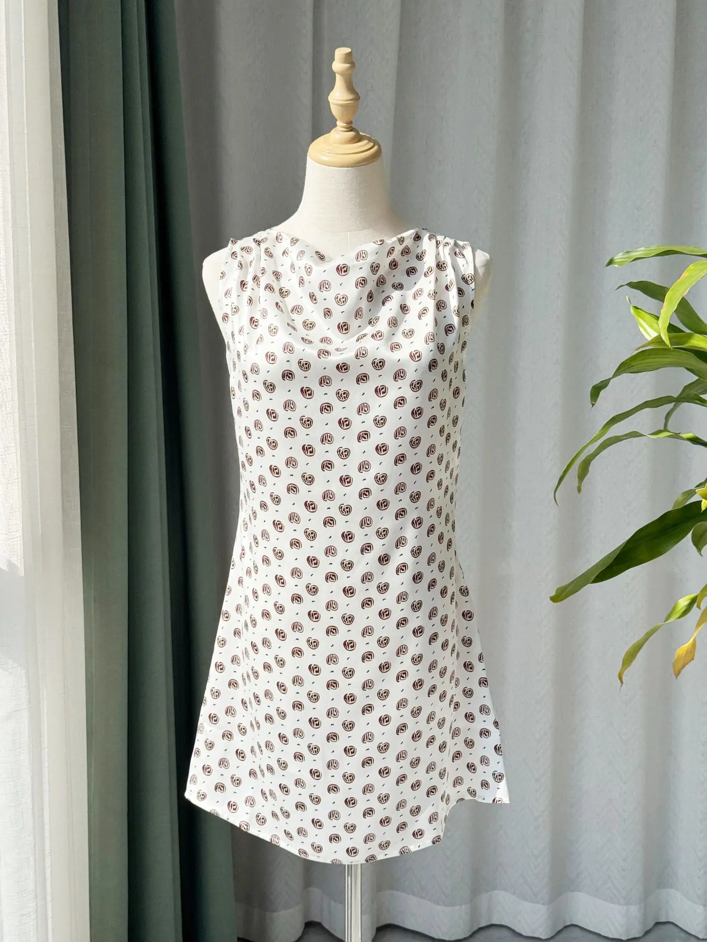 Summer Women Retro Printed Tank Dress Swinging Collar Sleeveless Vintage Ladies 100% Silk Mini Robe
Summer Women Retro Printed Tank Dress Swinging Collar Sleeveless Vintage Ladies 100% Silk Mini Robe