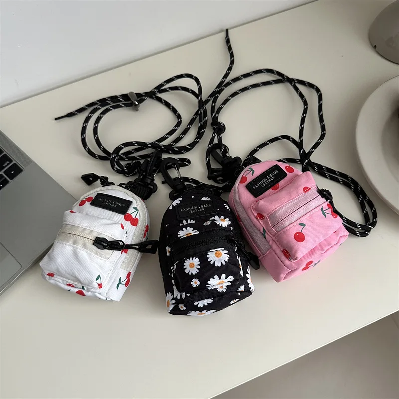 Женская маленькая сумка-клатч для помады и наушников, модная, трендовая, с подвеской, простой нишевый дизайн, тканевая, на одно плечо, кроссбоди
Женская маленькая сумка-клатч для помады и наушников, модная, трендовая, с подвеской, простой нишевый дизайн, тканевая, на одно плечо, кроссбоди