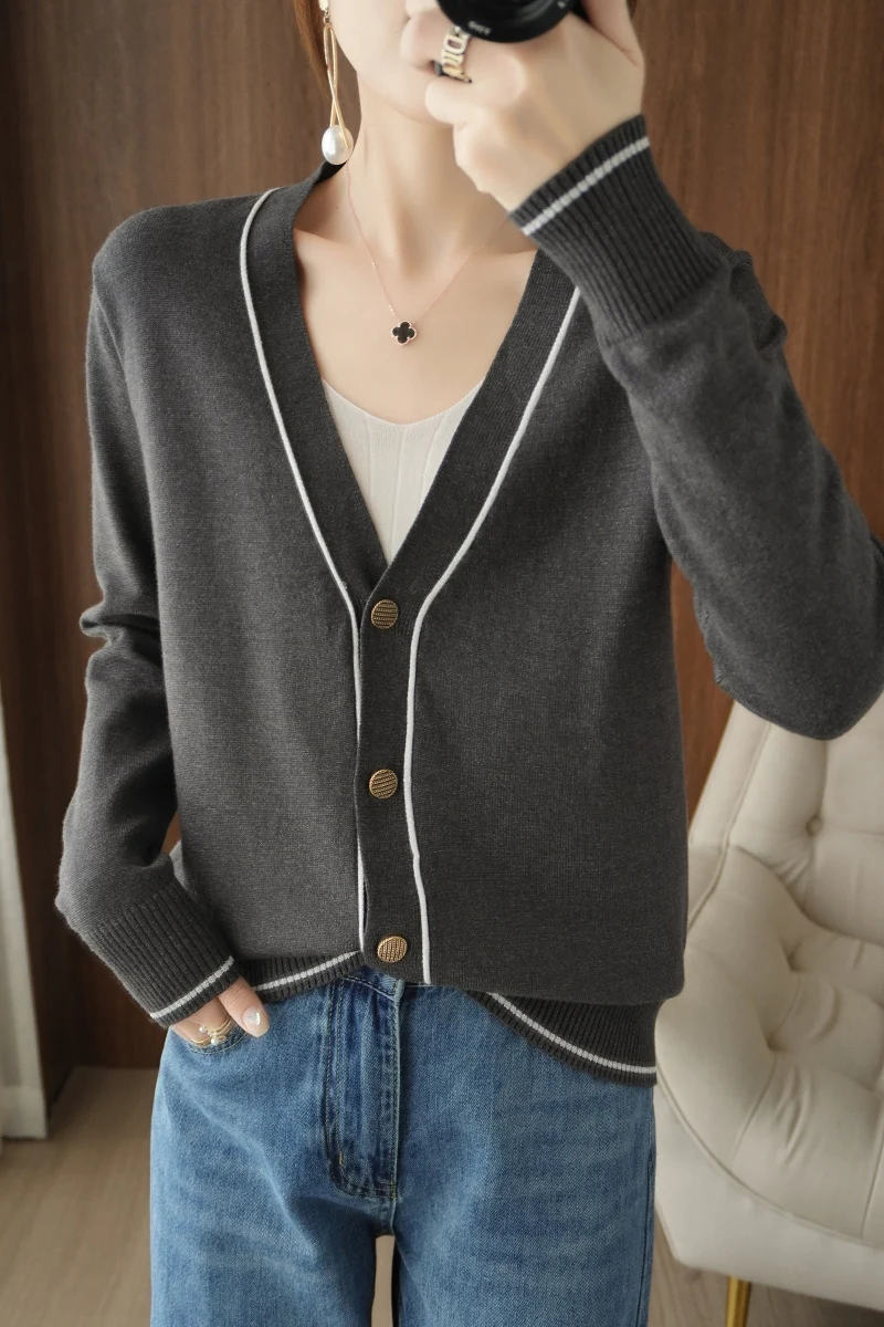 2025 Spring Wool Cardigan Small Fragrant Women's Top V-neck Elegant Button Sweater Korean Commuter Women's Wear
2025 Spring Wool Cardigan Small Fragrant Women's Top V-neck Elegant Button Sweater Korean Commuter Women's Wear
