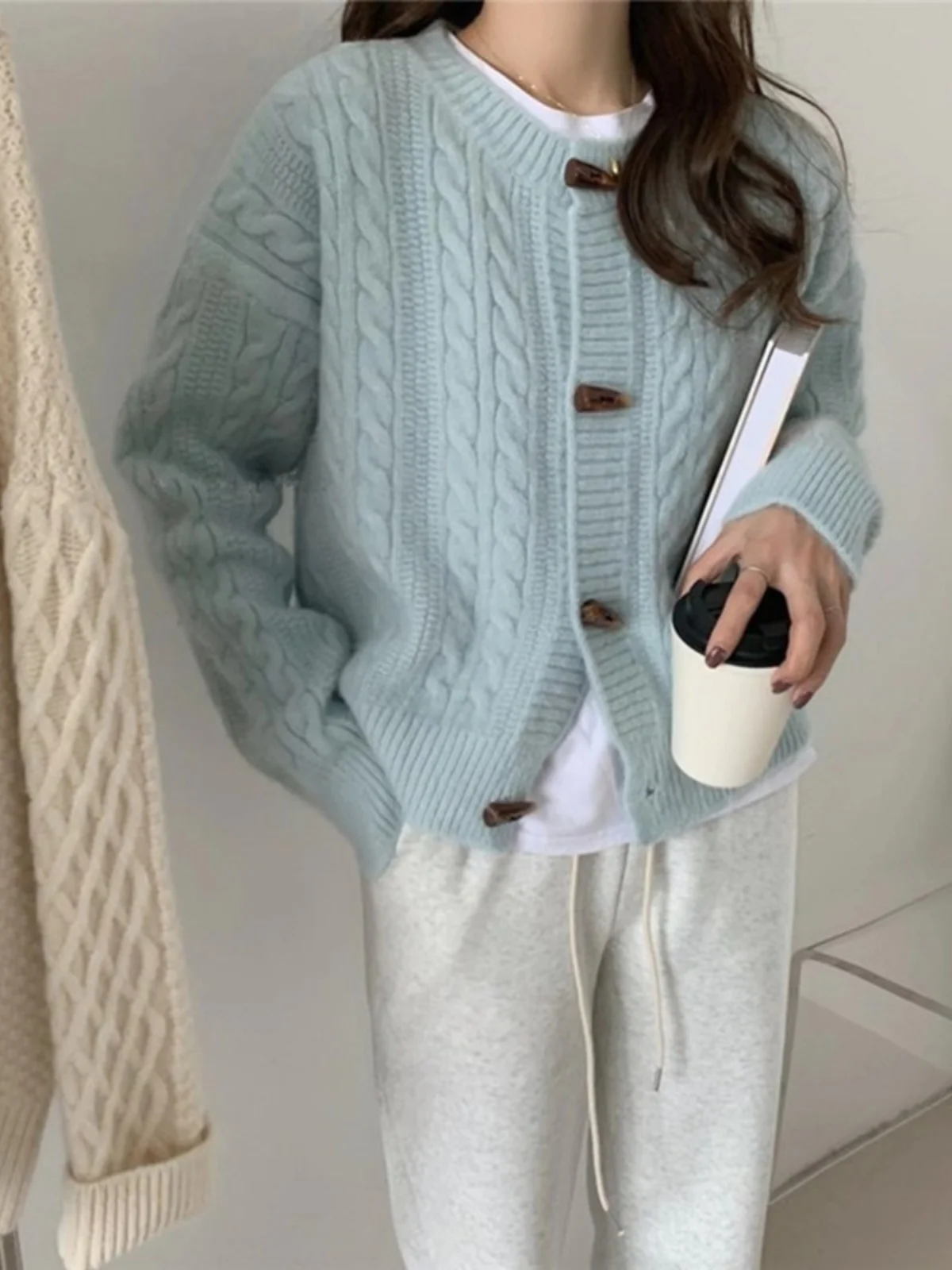 Trendy Lazy Style Women's Knitted Sweater Cardigan Spring Autumn Long Sleeve round Neck Pure Color Button Design High Sensation
Trendy Lazy Style Women's Knitted Sweater Cardigan Spring Autumn Long Sleeve round Neck Pure Color Button Design High Sensation