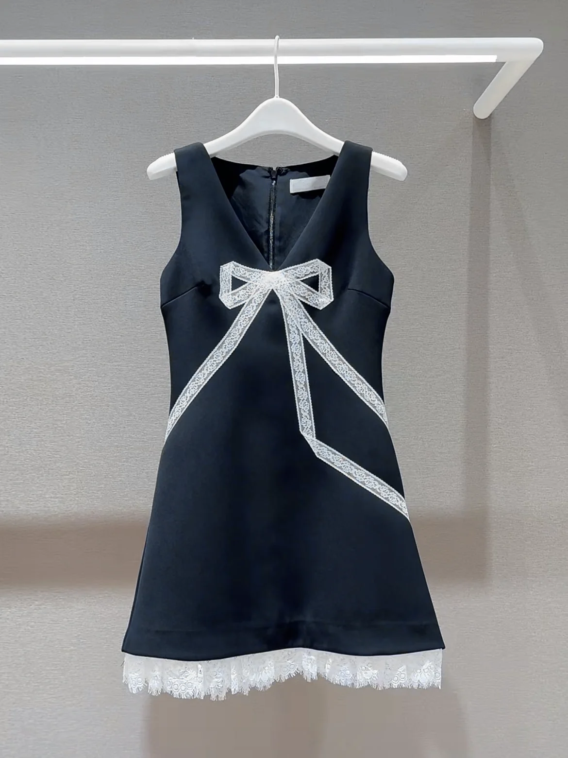 Elegant Black Lace Knot Decoration Sleeveless Dress Heidd French Style Polyester Fiber A-Line Skirt V-Neck Zipper Back
Elegant Black Lace Knot Decoration Sleeveless Dress Heidd French Style Polyester Fiber A-Line Skirt V-Neck Zipper Back