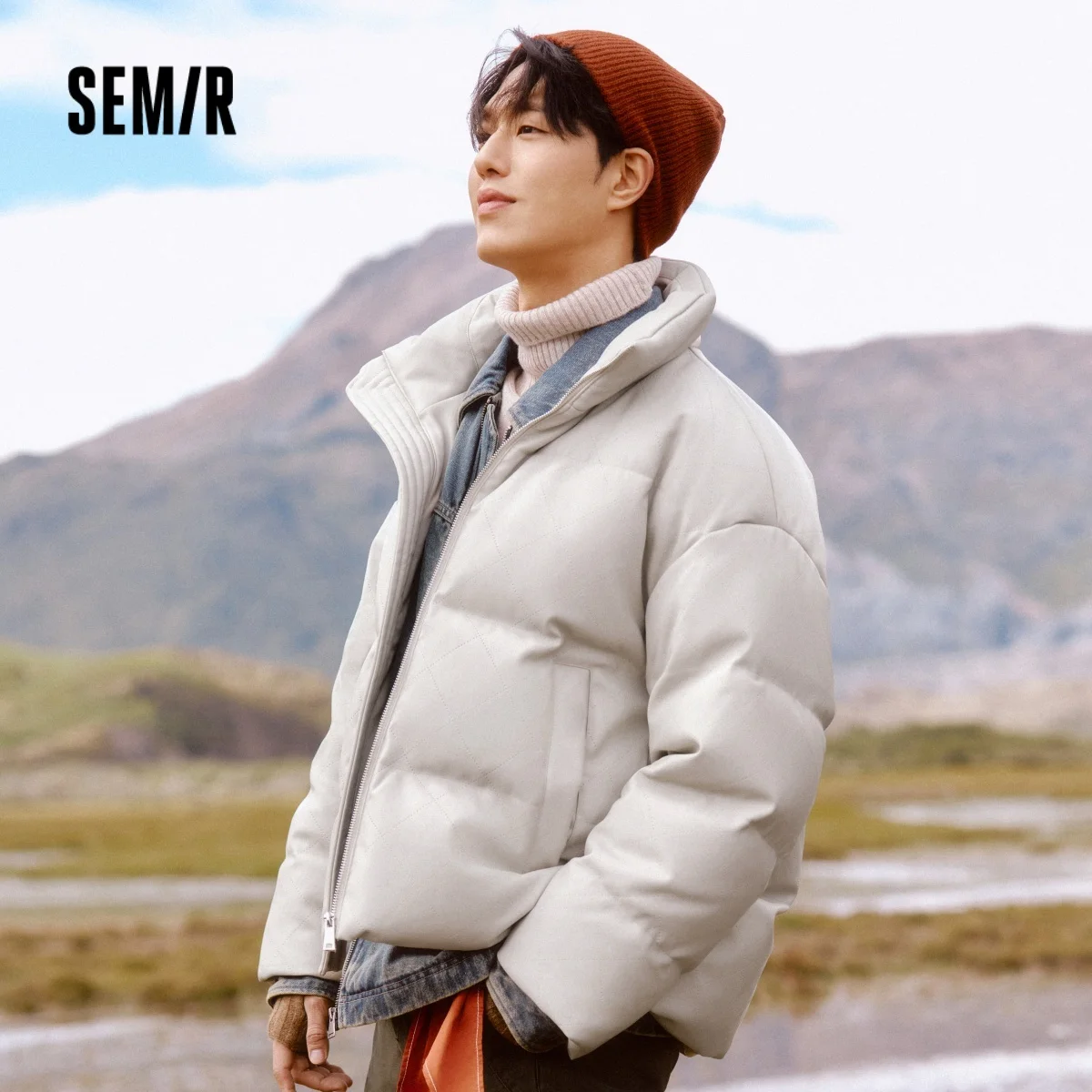 Semir Мужская матовая верхняя одежда из искусственной кожи, новинка зимы 2025 года, пуховик, свободная стеганая текстура, теплая трехстойкая мужская одежда
Semir Мужская матовая верхняя одежда из искусственной кожи, новинка зимы 2025 года, пуховик, свободная стеганая текстура, теплая трехстойкая мужская одежда