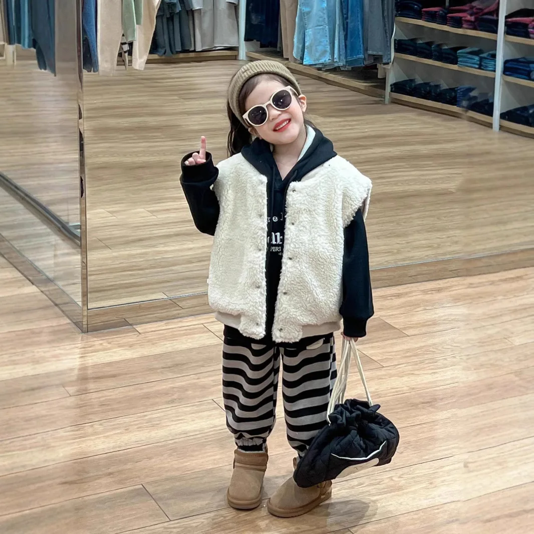 Girls Suit 2024 Winter New Childrens Wear Girls Baby Two Sides Wear Lamb Wool Cotton Vest Striped Pants Two-piece Casual Simple
Girls Suit 2024 Winter New Childrens Wear Girls Baby Two Sides Wear Lamb Wool Cotton Vest Striped Pants Two-piece Casual Simple