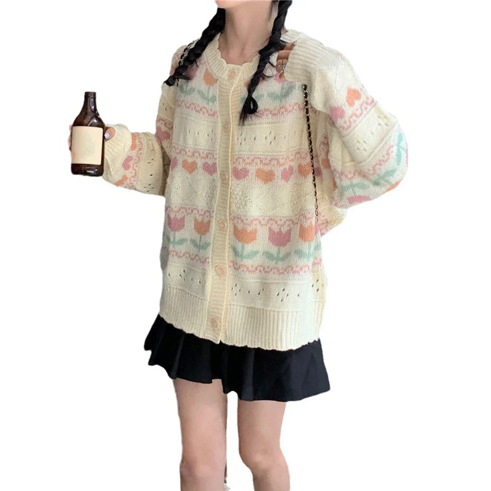 Повседневный наряд, осенний вязаный повседневный кардиган с цветочным узором, осенний повседневный стиль, цветочный узор 
Повседневный наряд, осенний вязаный повседневный кардиган с цветочным узором, осенний повседневный стиль, цветочный узор