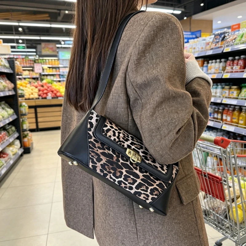 High quality women's chain strap shoulder bag, modern fashion party crossbody bag, trendy elegant style handbag
High quality women's chain strap shoulder bag, modern fashion party crossbody bag, trendy elegant style handbag