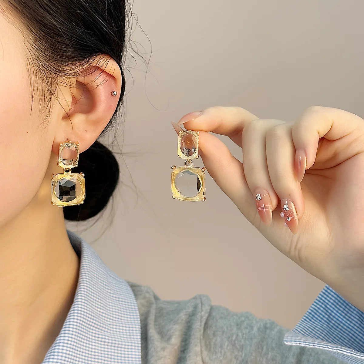 Vintage Resin Transparent Square Pendant Earrings For Woman High End Crystal Geometric Earrings Trendy Office Party Jewelry Gift
Vintage Resin Transparent Square Pendant Earrings For Woman High End Crystal Geometric Earrings Trendy Office Party Jewelry Gift
