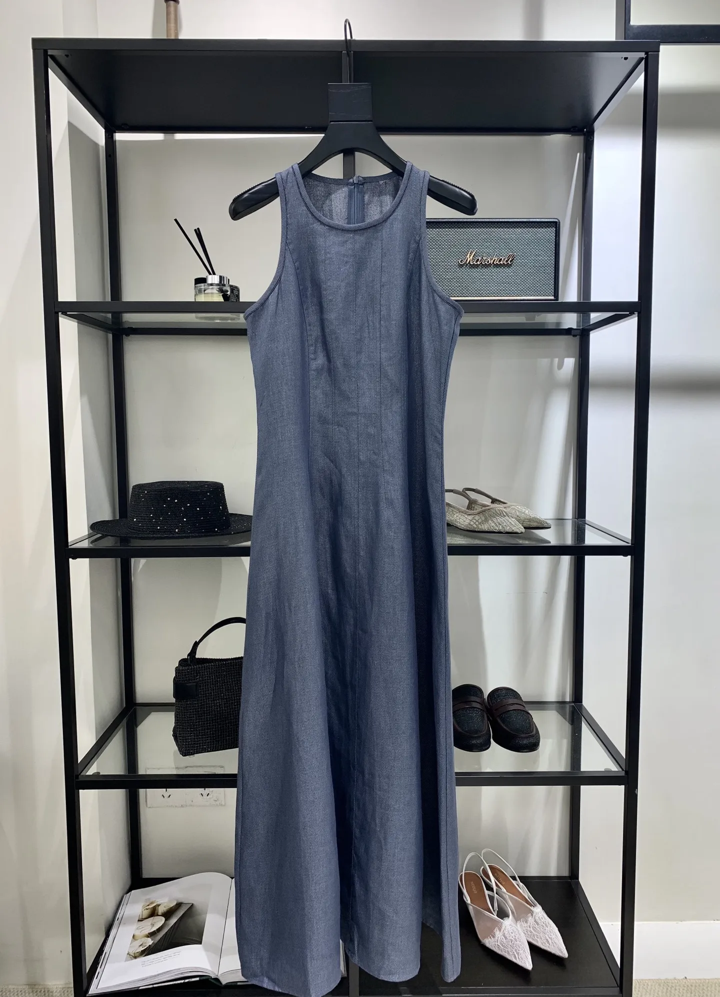 2026 Spring/Summer New Arrival: High-Quality, Stylish Linen Sleeveless Dress with Fine Shimmer Bead Chain Trim
2026 Spring/Summer New Arrival: High-Quality, Stylish Linen Sleeveless Dress with Fine Shimmer Bead Chain Trim